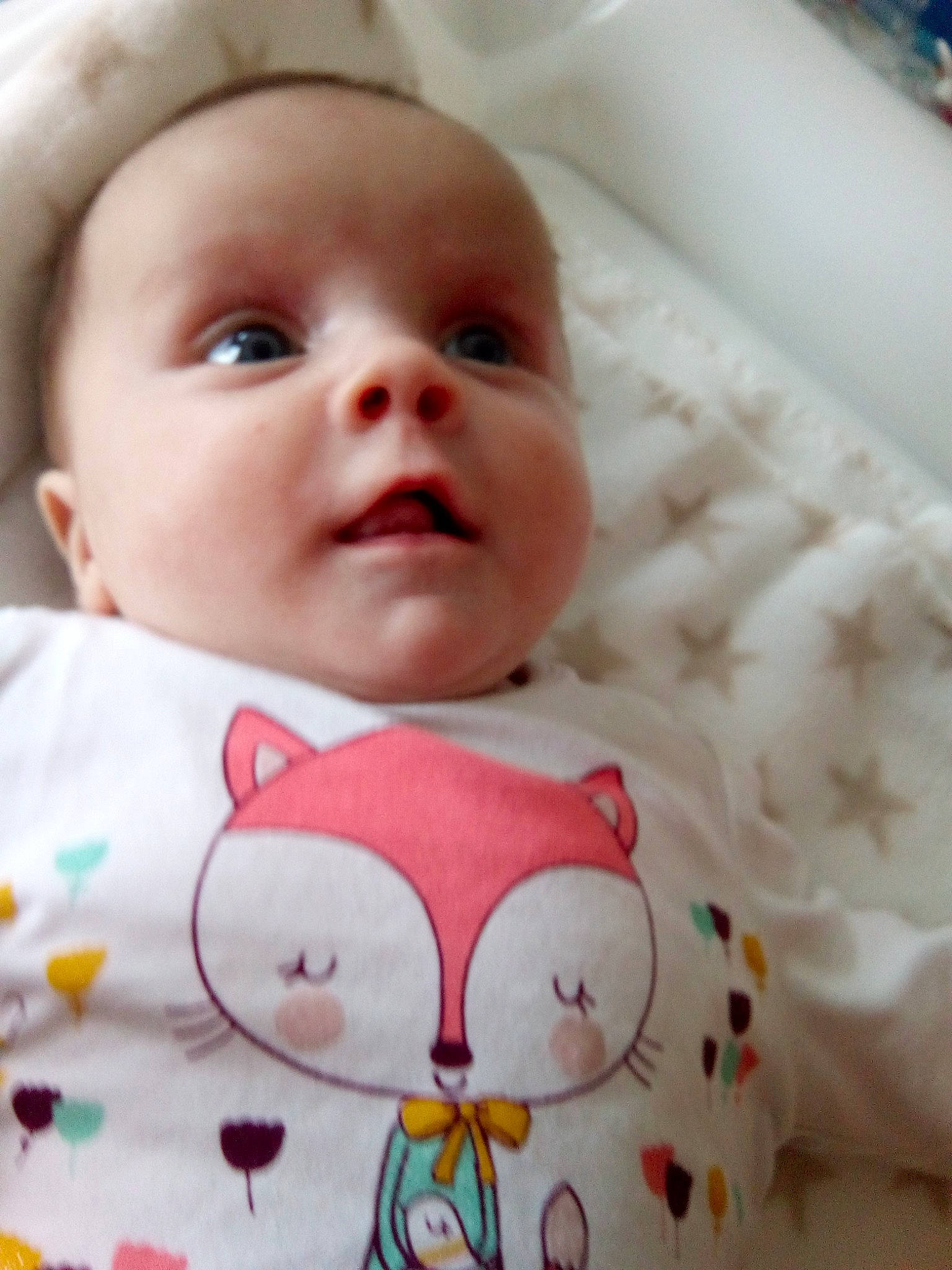 Chloé participe au concours pour gagner de l'argent avec cette photo : bedtime, cheek, child, ear, eye, face, facial_expression, head, infant, iris, lip, mouth, nose, person, pink, play, product, skin, smile, textile