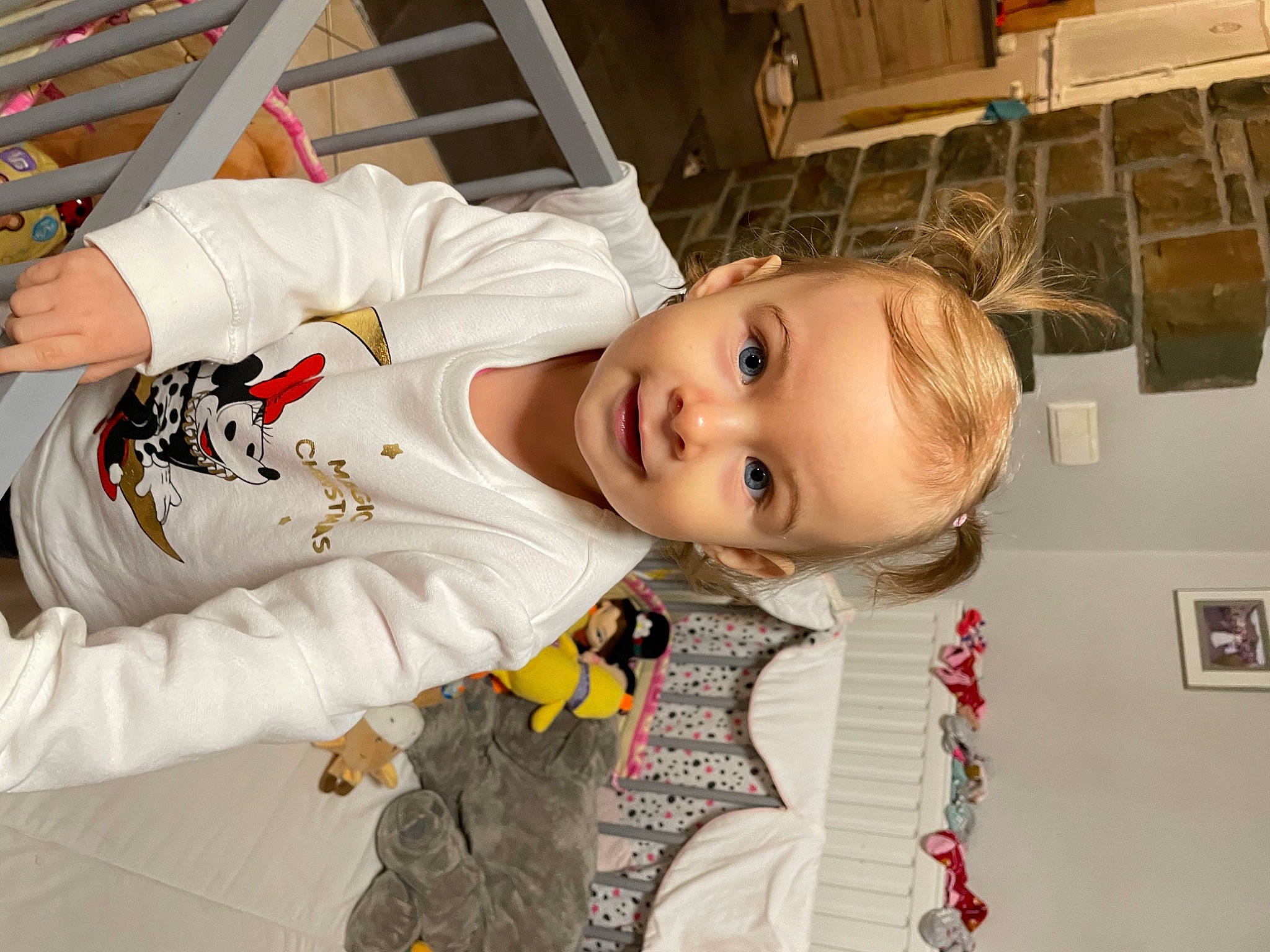 Mayline a rejoint le concours — aidez-le/la à gagner de superbes lots ! baby, baby_toddler_clothing, cheek, child, comfort, eye, face, fun, hair, happy, head, human_body, nose, person, picture_frame, room, shipping_box, sleeve, smile, toddler