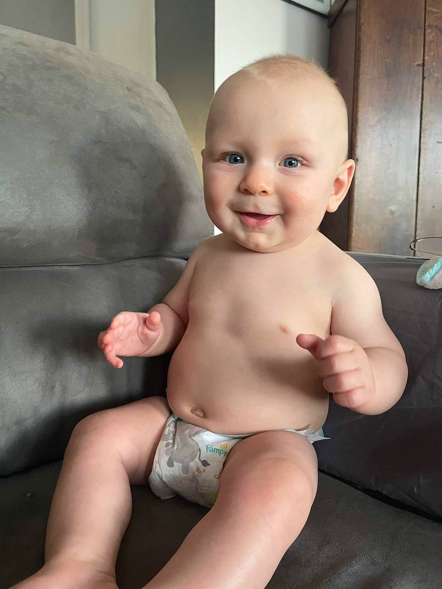 Aaron participe au concours pour gagner de l'argent avec cette photo : arm, baby, cheek, chest, comfort, face, facial_expression, finger, hairstyle, happy, head, human_body, joy, leg, muscle, person, skin, smile, stomach, thigh