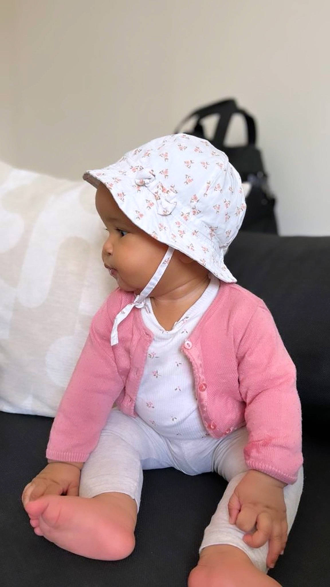 Lyana a rejoint le concours — aidez-le/la à gagner de superbes lots ! baby, baby_toddler_clothing, cap, child, clothing, comfort, fashion_accessory, happy, headwear, lip, magenta, pattern, person, pink, portrait_photography, sitting, skin, sleeve, street_fashion, t_shirt