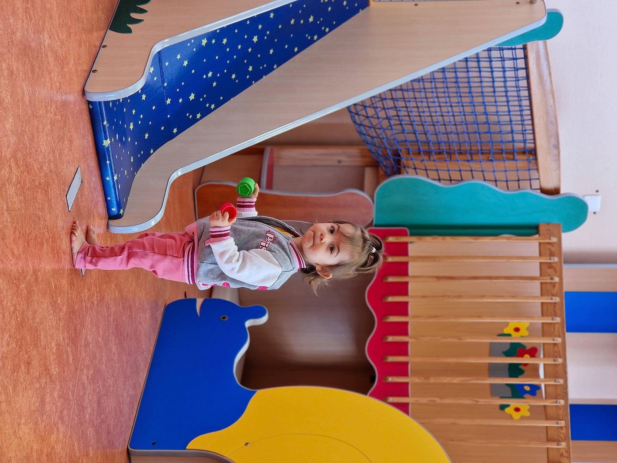 Lyana a rejoint le concours — aidez-le/la à gagner de superbes lots ! animation, baby_products, baby_toys, child, fun, leisure, person, play, recreation, room, snapshot, toddler, toy, wall, wood