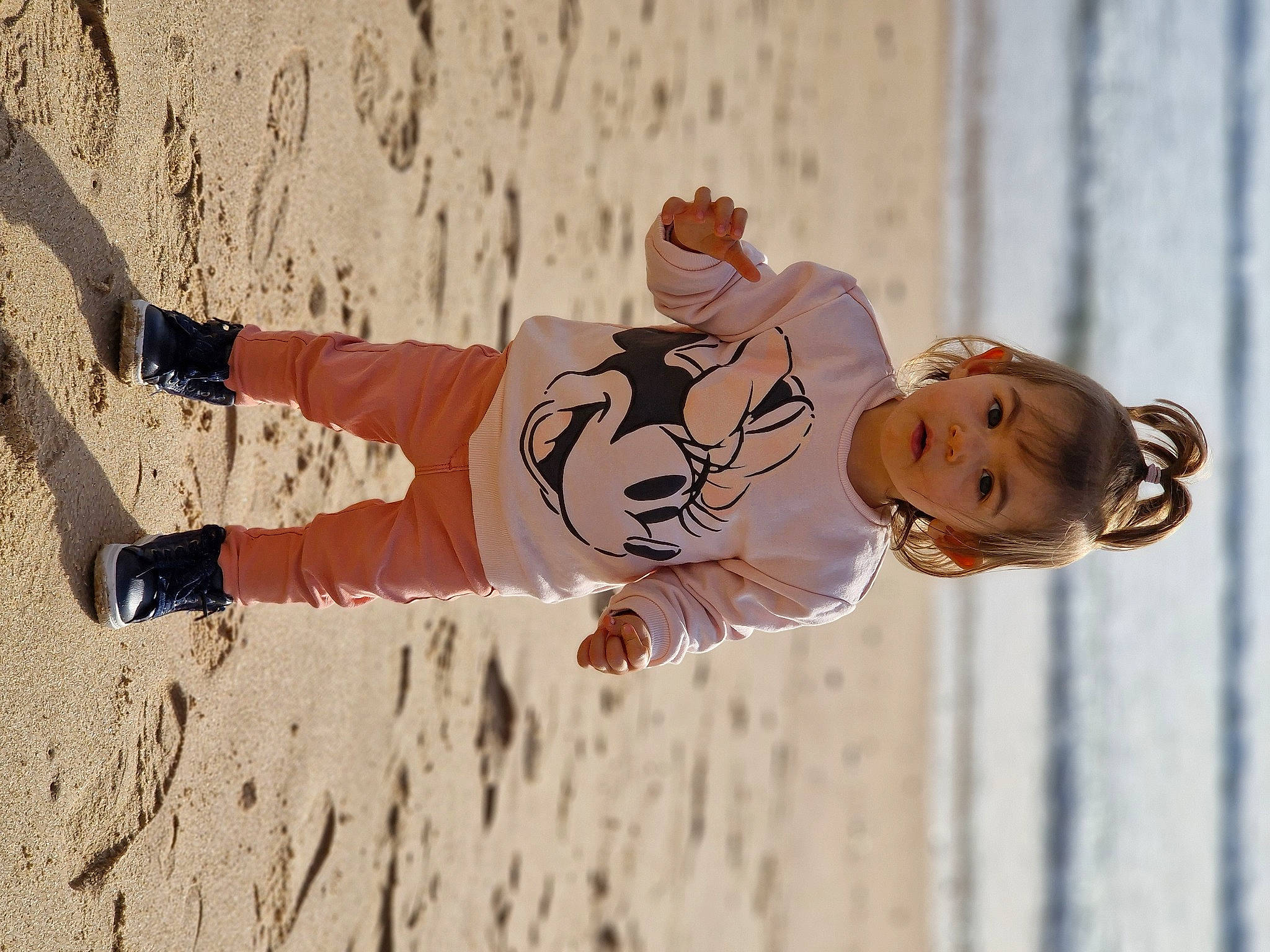 Lyana a rejoint le concours — aidez-le/la à gagner de superbes lots ! arm, beach, child, fun, hand, happy, hat, human_body, human_leg, landscape, leisure, people_in_nature, person, player, sand, shadow, soil, thigh, toddler, wood