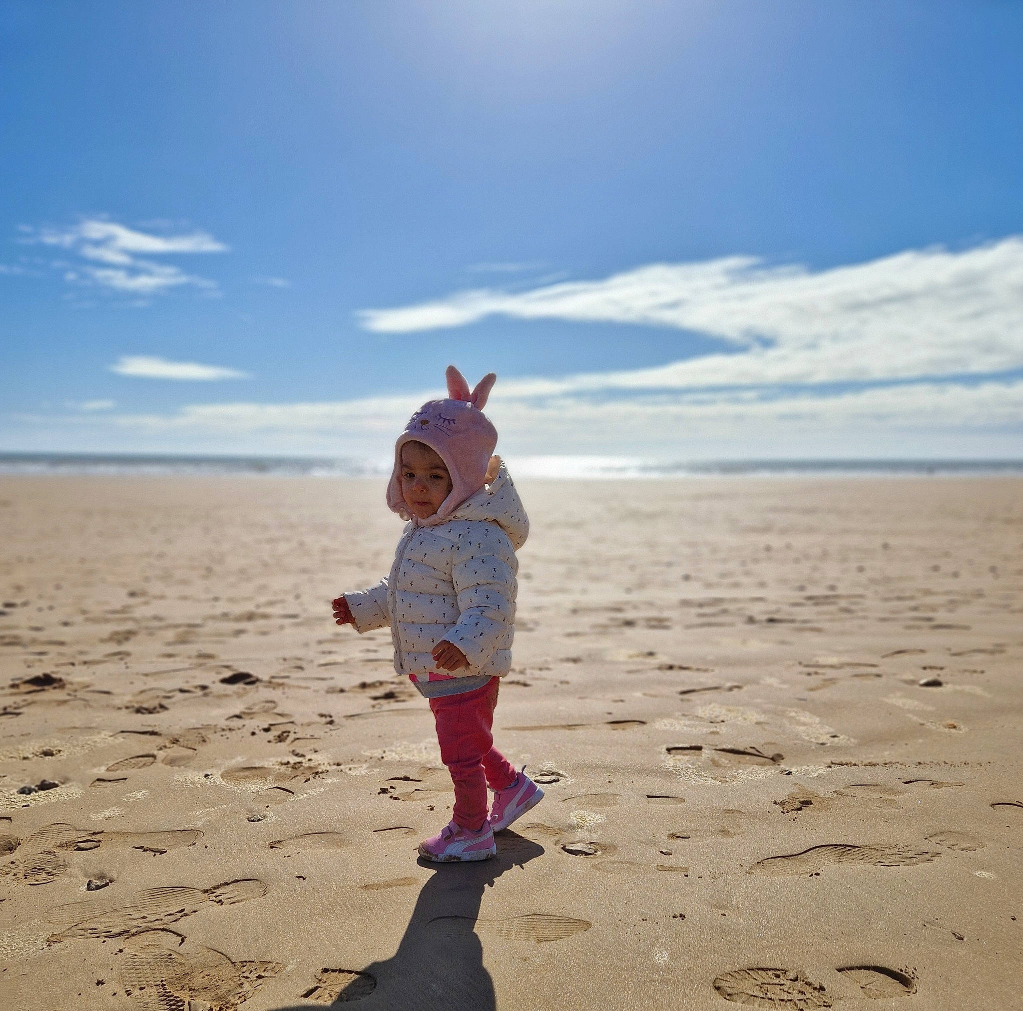 Lyana participe au concours pour gagner de l'argent avec cette photo : aeolian_landform, beach, cloud, coast, coastal_and_oceanic_landforms, electric_blue, fun, happy, headwear, horizon, landscape, leisure, people_in_nature, people_on_beach, person, sand, shadow, singing_sand, sky, soil