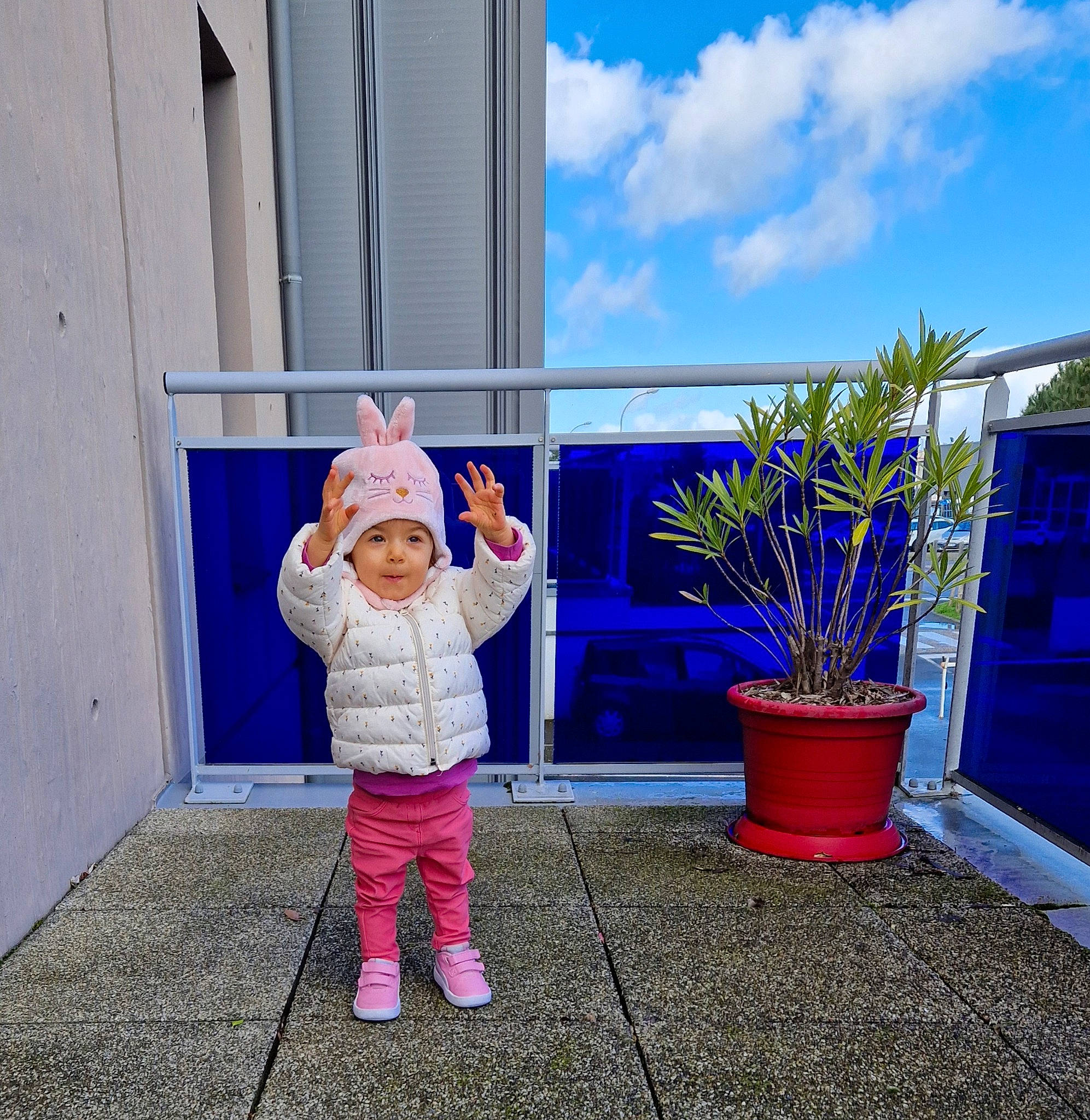 Lyana participe au concours pour gagner de l'argent avec cette photo : baby, baby_toddler_clothing, blue, child, electric_blue, flooring, flowerpot, fun, grass, hat, headwear, house, houseplant, leisure, magenta, person, plant, sky, toddler, travel