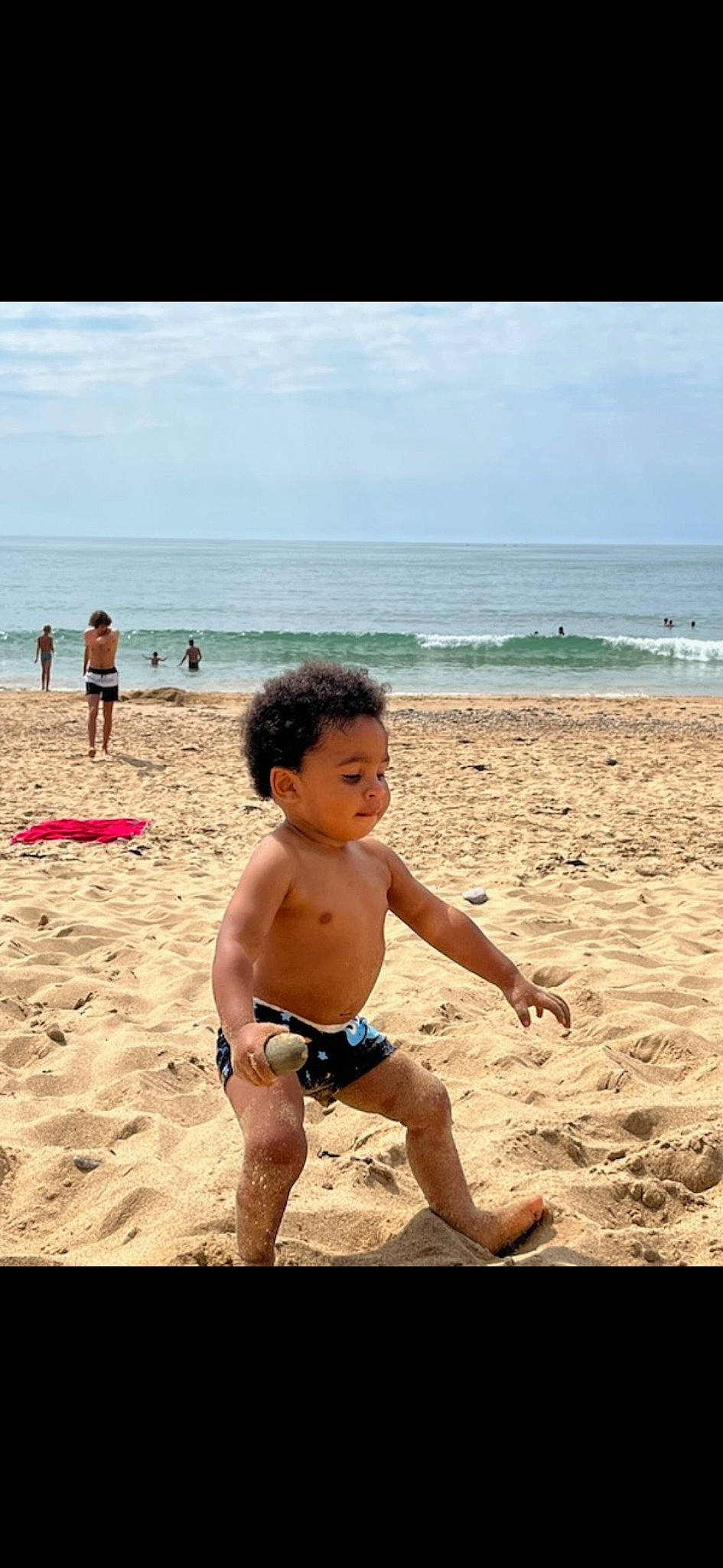Loris participe au concours pour gagner de l'argent avec cette photo : barechested, barefoot, beach, board_short, chest, cloud, fun, happy, horizon, leisure, people_in_nature, people_on_beach, person, shorts, sky, thigh, toddler, travel, trunk, trunks
