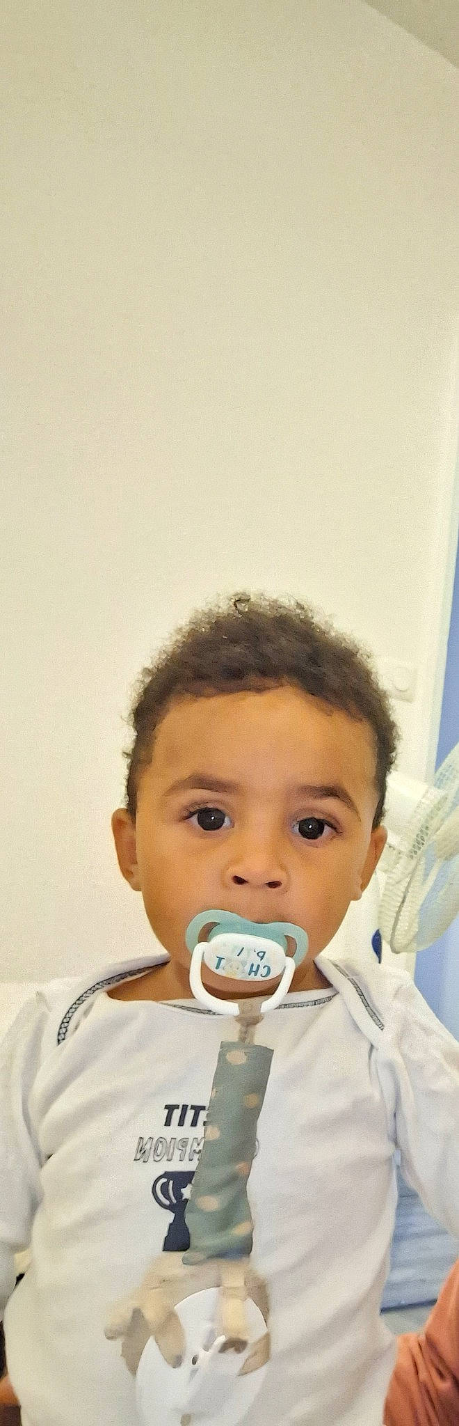 Loris a rejoint le concours — aidez-le/la à gagner de superbes lots ! baby, baby_toddler_clothing, cheek, child, dishware, drinkware, ear, eyelash, fun, happy, iris, lip, mouth, nose, person, sleeve, t_shirt, toddler