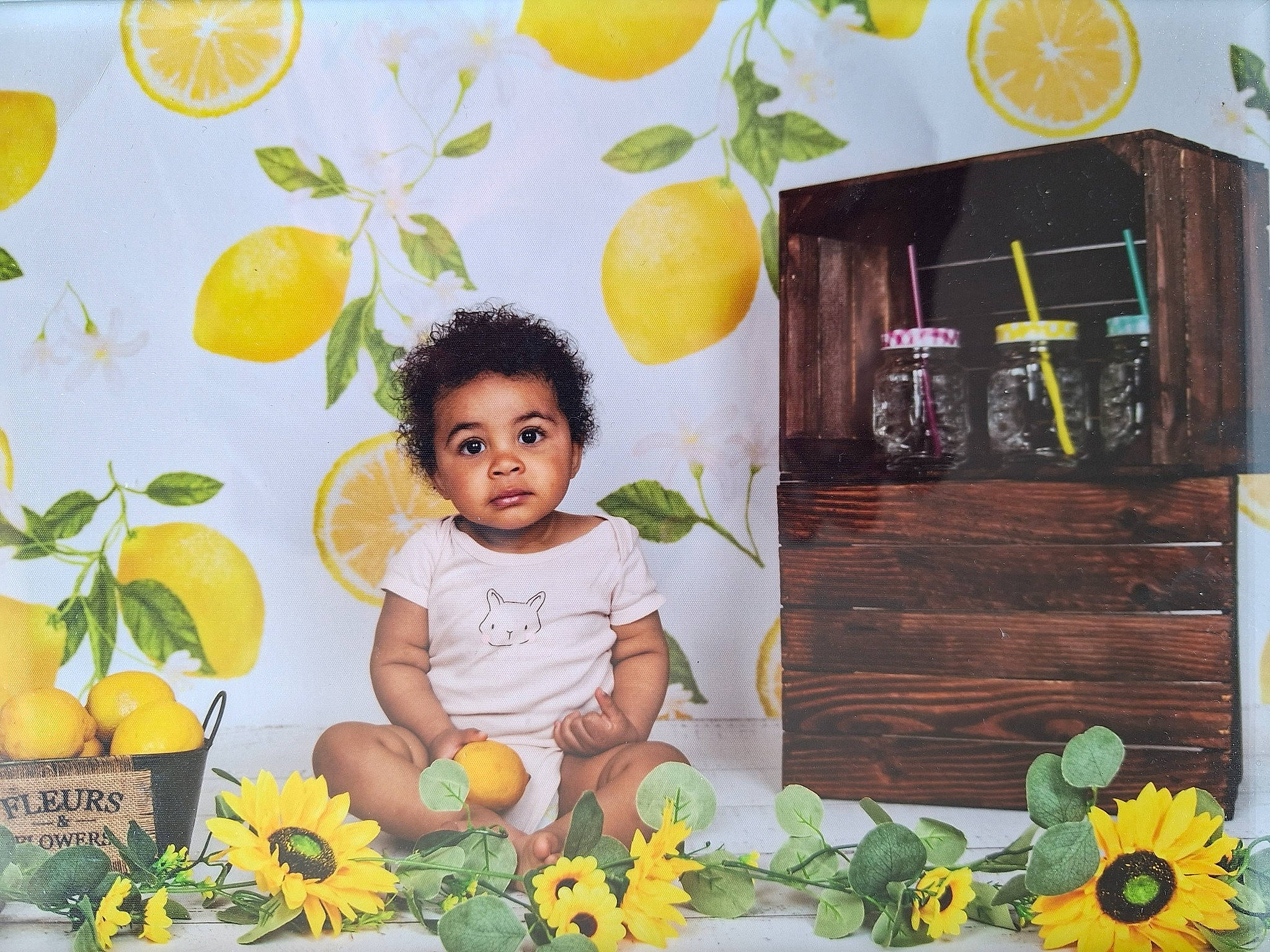 Loris participe au concours pour gagner de l'argent avec cette photo : adaptation, child, citrus, floral_design, flower, flower_arranging, flowering_plant, fruit, green, happy, lemon, meyer_lemon, natural_foods, orange, people_in_nature, person, petal, plant, summer, toddler