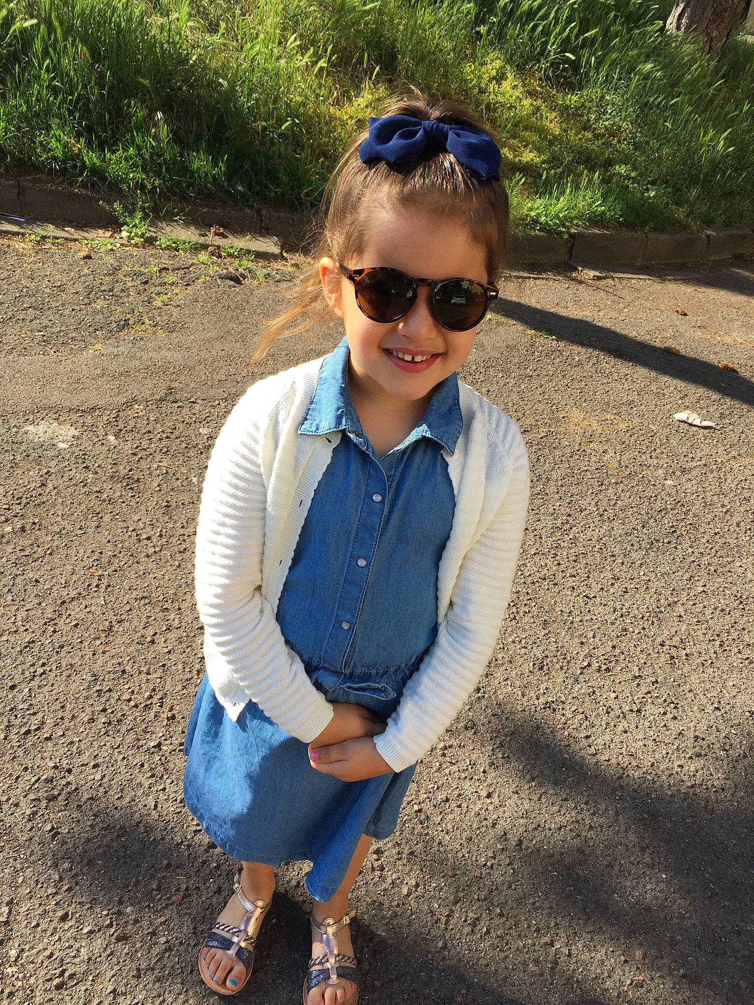 Nellia participe au concours pour gagner de l'argent avec cette photo : blue, child, cool, denim, electric_blue, eyewear, footwear, glasses, jeans, joy, outerwear, pattern, person, shoe, sleeve, sunglasses, t_shirt, textile, toddler, vacation