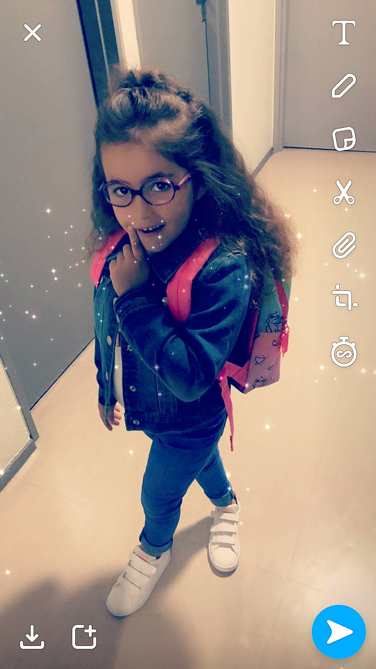 Nellia a rejoint le concours — aidez-le/la à gagner de superbes lots ! black_hair, blue, child, cool, eyewear, fun, glasses, happy, long_hair, outerwear, person, photography, pink, play, skin, smile, snapshot, snow, standing, toddler