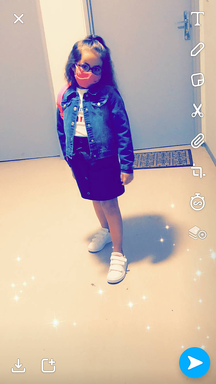 Nellia a rejoint le concours — aidez-le/la à gagner de superbes lots ! art, blue, child, cool, electric_blue, eyewear, fashion, fashion_design, fun, knee, outerwear, person, standing, toddler