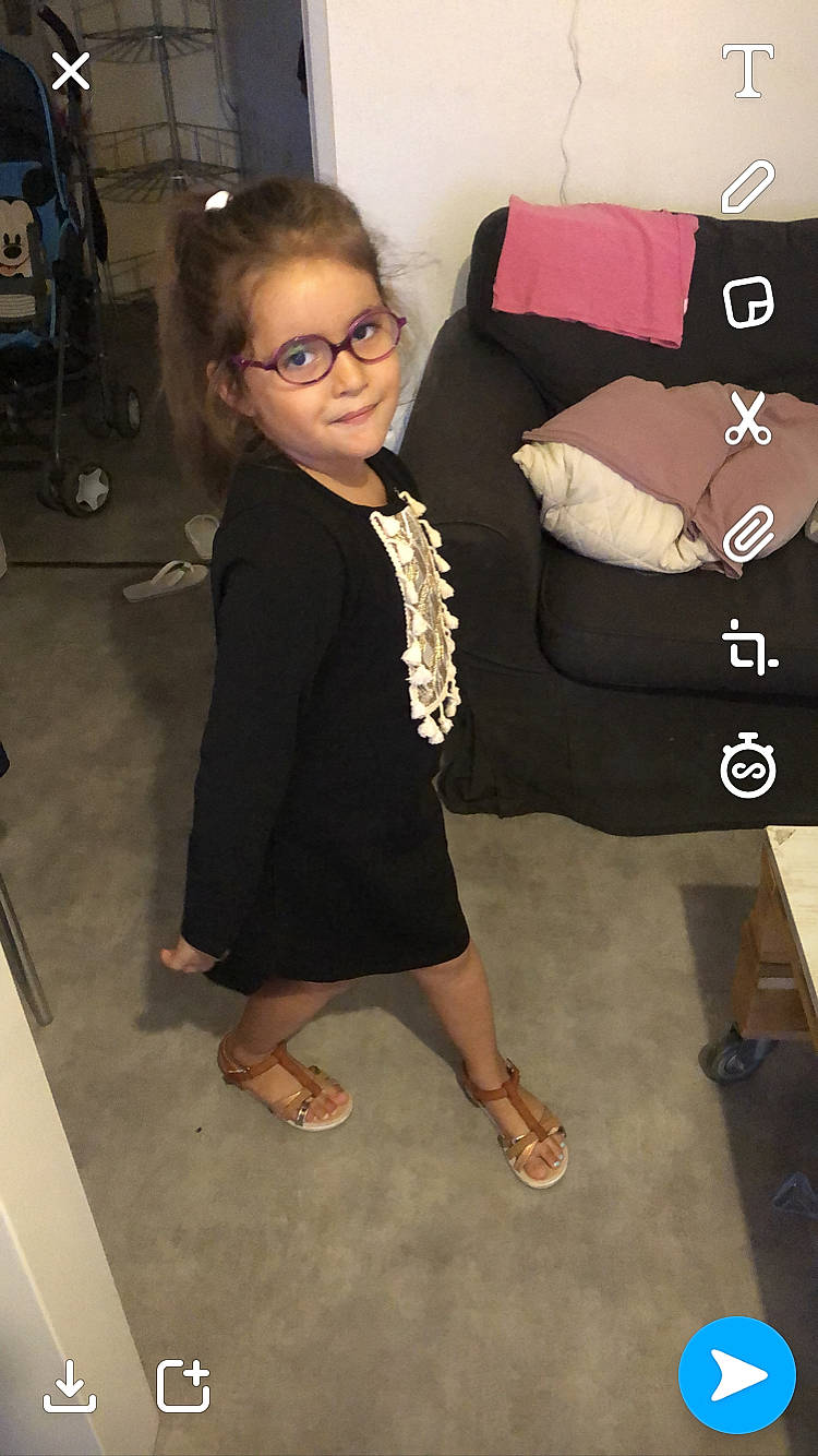 Nellia participe au concours pour gagner de l'argent avec cette photo : flooring, glasses, person