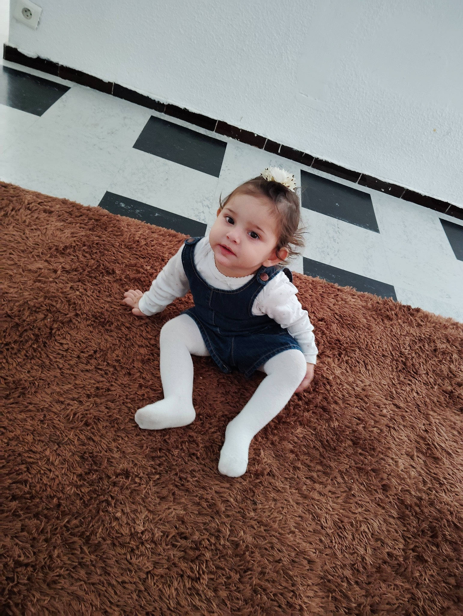 Dobrina a rejoint le concours — aidez-le/la à gagner de superbes lots ! asphalt, baby, baby_toddler_clothing, child, city, flash_photography, flooring, fun, grass, happy, landscape, people_in_nature, person, shadow, sitting, sky, sleeve, soil, toddler, tree