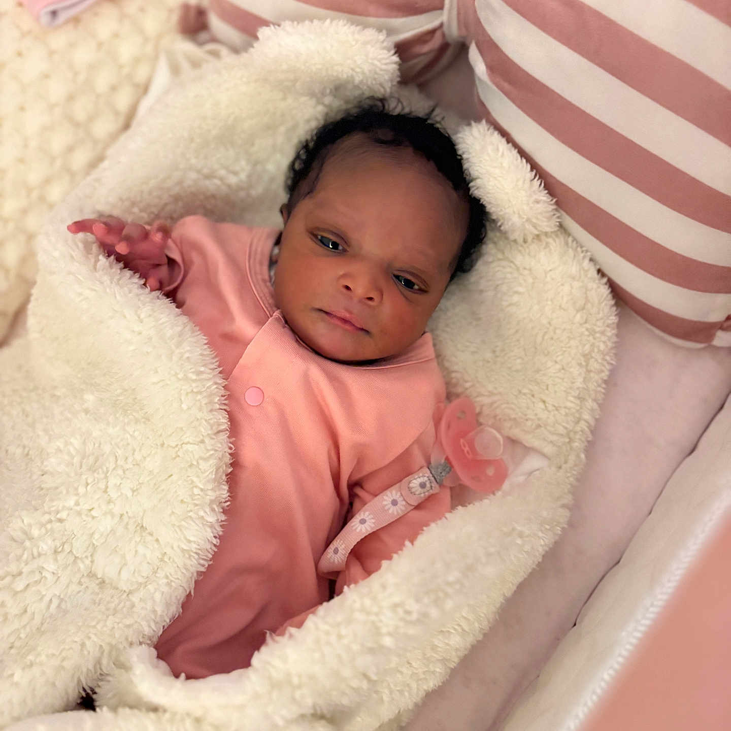 Lénaïya a rejoint le concours — aidez-le/la à gagner de superbes lots ! baby, bedding, blanket, cozy, crib, cute, face, fur_blanket, human_baby, infant, newborn, pacifier, pacifier_clip, pajamas, pillow, pink, portrait, sleeping, striped_pillow, wrapped