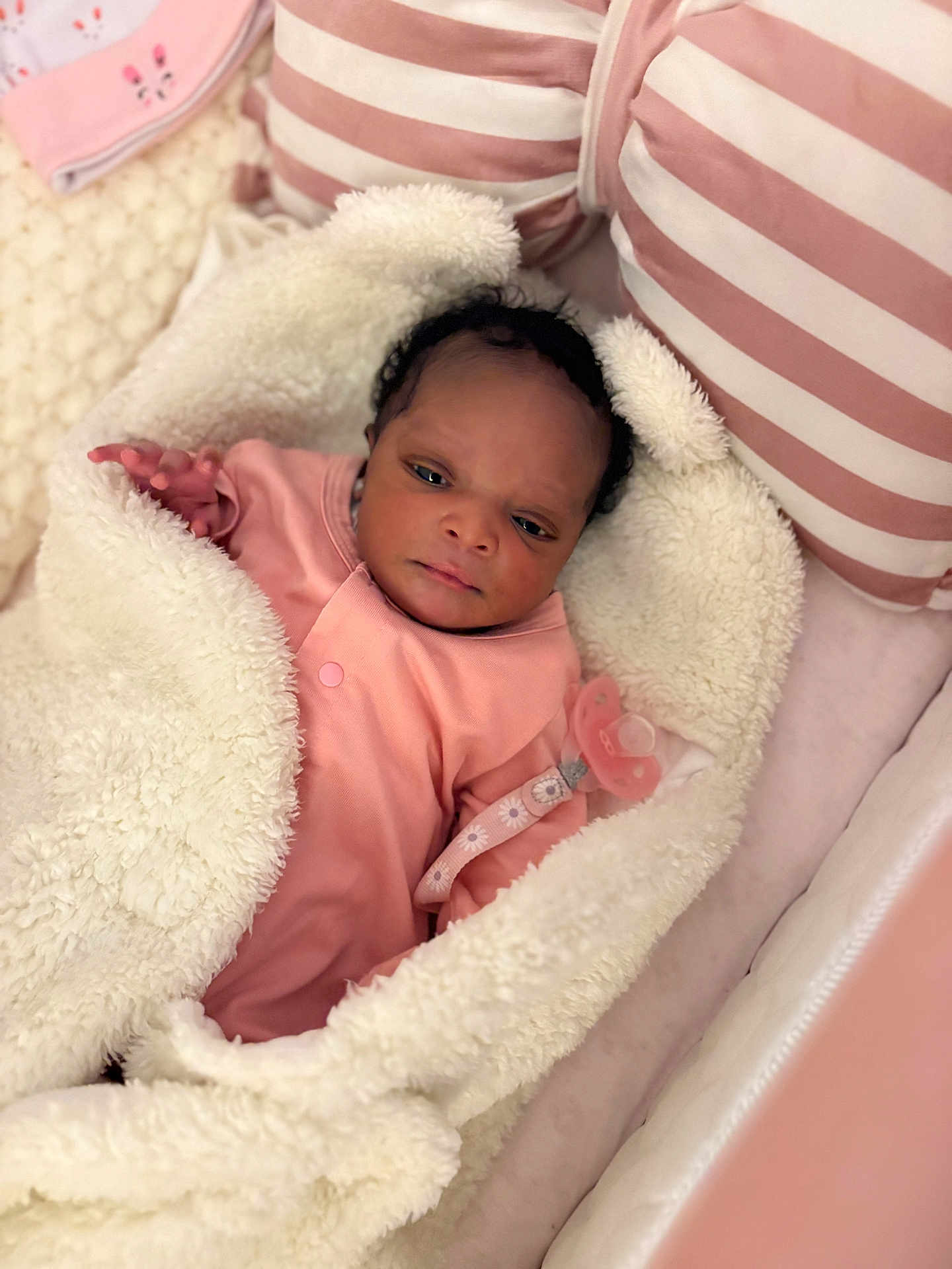 Lénaïya a rejoint le concours — aidez-le/la à gagner de superbes lots ! baby, newborn, infant, face, blanket, pink, pajamas, pacifier, pacifier_clip, crib, pillow, striped_pillow, bedding, fur_blanket, cozy, portrait, cute, sleeping, human_baby, wrapped