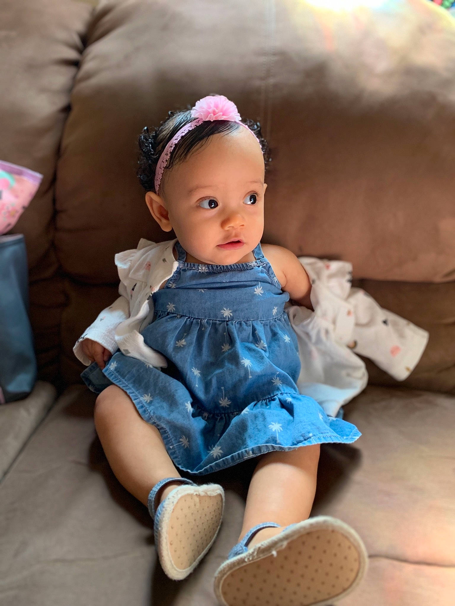 Margaux is registered to the contest to win money with this photo: baby, baby_toddler_clothing, child, child_model, hair_accessory, headband, headgear, person, sitting, skin, toddler