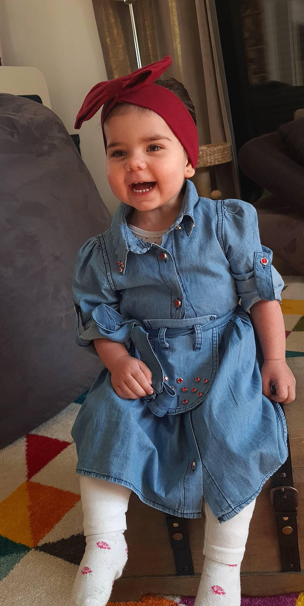 Ayda a rejoint le concours — aidez-le/la à gagner de superbes lots ! arm, baby_toddler_clothing, black, cheek, eye, fashion, hair, hairstyle, head, headwear, human_body, lip, neck, organ, outerwear, person, skin, sleeve, smile, standing