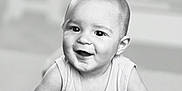 Raylon a rejoint le concours — aidez-le/la à gagner de superbes lots ! arm, baby, black_and_white, child, closeup, clothing, crawling, cute, expression, face, hand, happy, indoors, infant, person, portrait, skin, smiling, tank_top, young