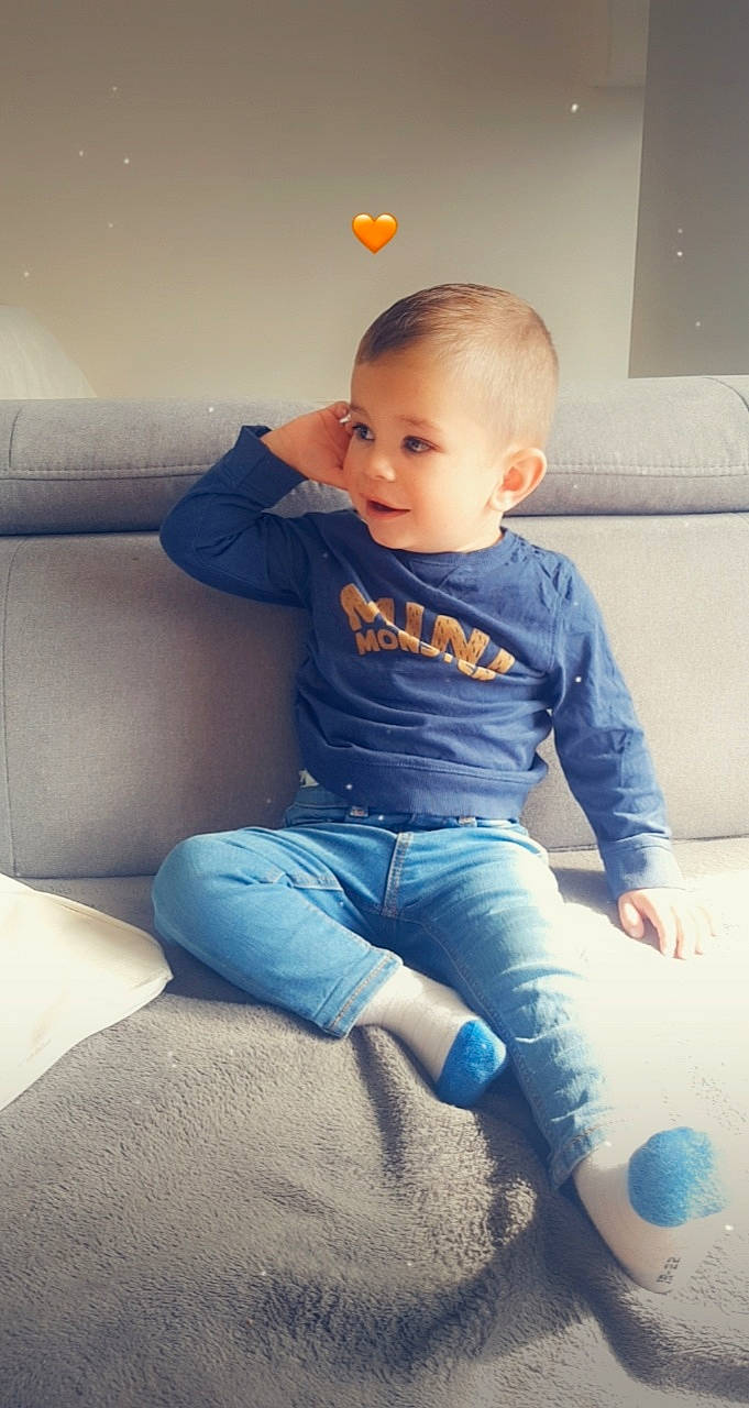 Lewis participe au concours pour gagner de l'argent avec cette photo : arm, comfort, cool, elbow, eye, facial_expression, finger, flash_photography, hairstyle, hand, human_body, jeans, joint, knee, leg, mouth, person, shoulder, skin, sleeve