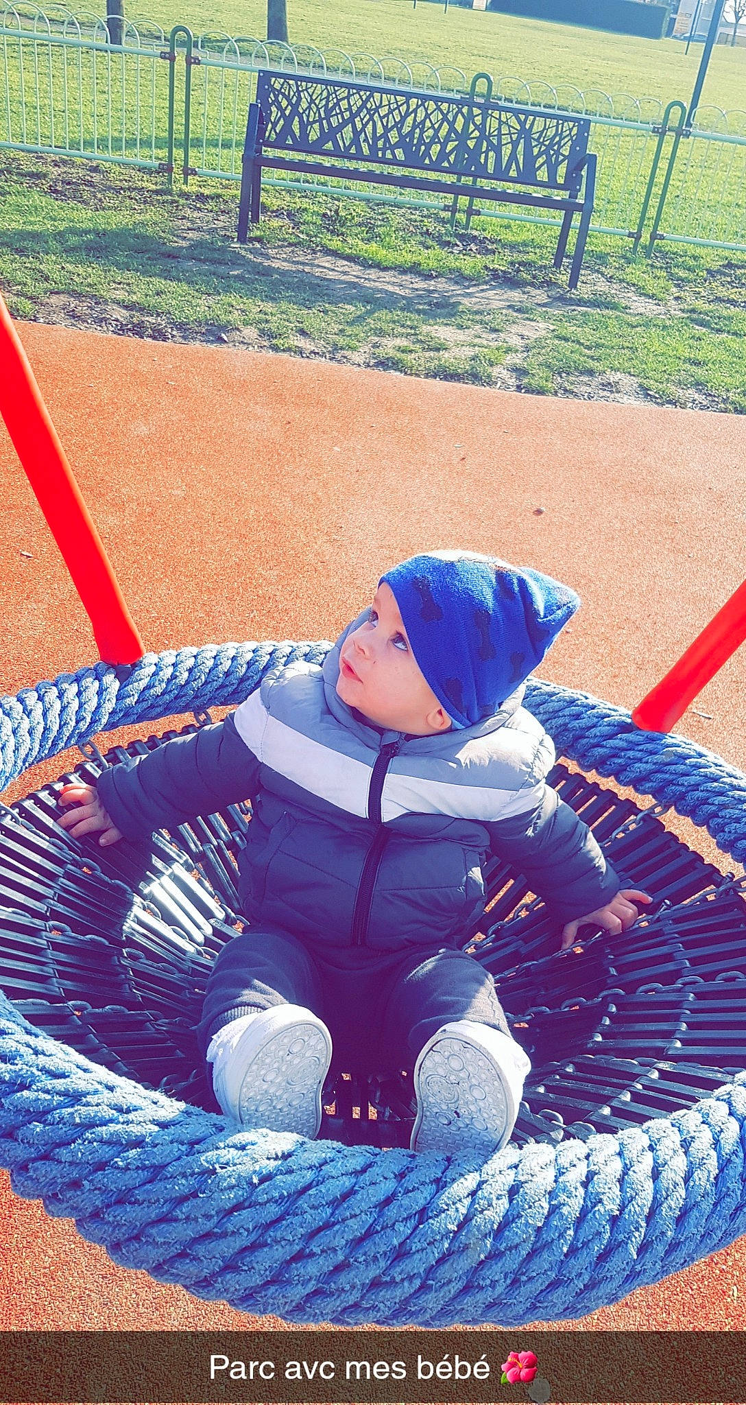 Lewis a rejoint le concours — aidez-le/la à gagner de superbes lots ! automotive_tire, automotive_wheel_system, baby_toddler_clothing, baseball_cap, child, city, electric_blue, fence, fun, grass, hat, headwear, leisure, outdoor_play_equipment, person, plant, playground, public_space, recreation, sitting