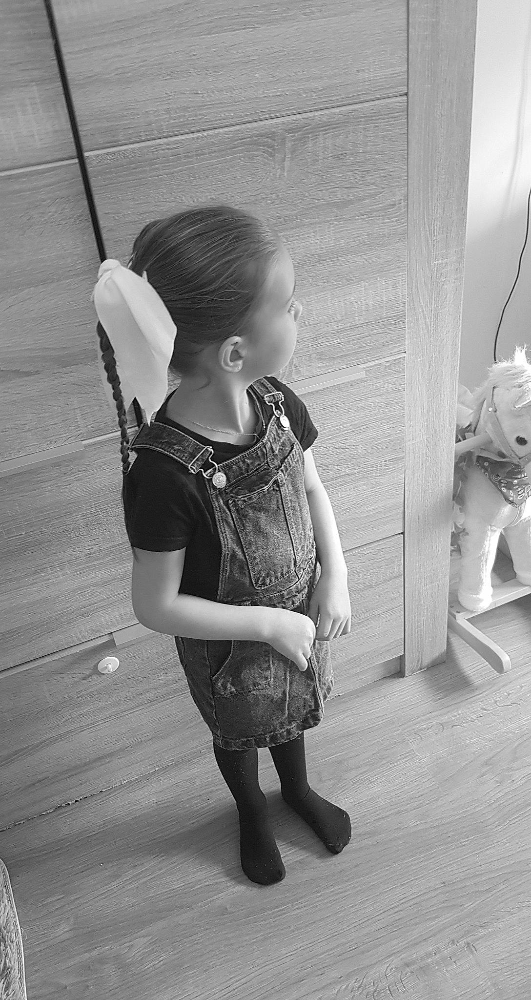 Louna participe au concours pour gagner de l'argent avec cette photo : black_and_white, clothing, elbow, flooring, happy, human_leg, joint, leg, long_hair, monochrome, monochrome_photography, person, shoe, shoulder, skin, sneakers, standing, style, toddler, waist