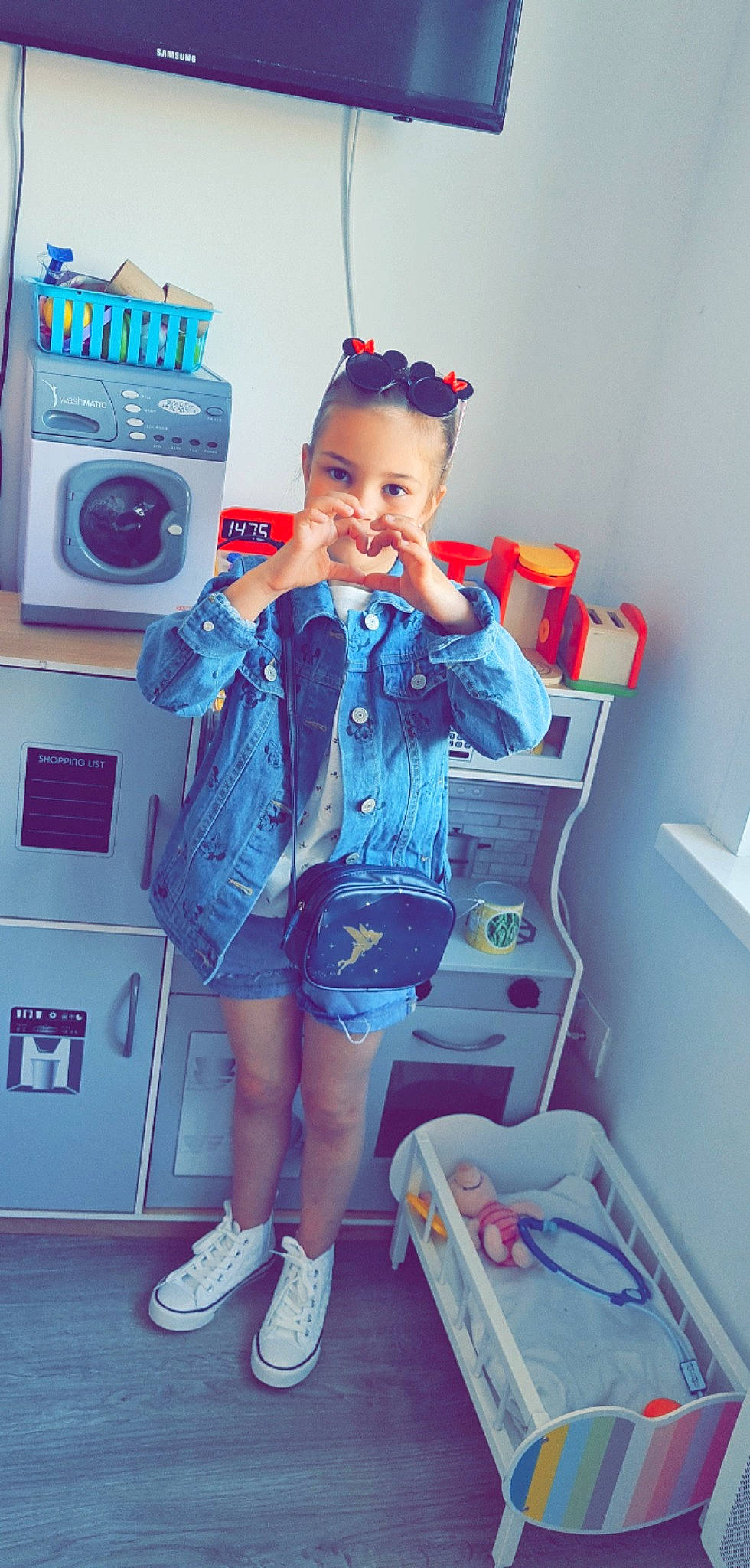 Louna participe au concours pour gagner de l'argent avec cette photo : arm, blue, clothes_dryer, cool, denim, electric_blue, fashion_design, fun, happy, magenta, person, pink, purple, shoulder, sleeve, smile, street_fashion, t_shirt, textile, thigh