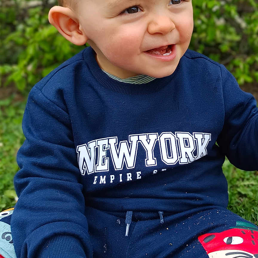 Gabin participe au concours pour gagner de l'argent avec cette photo : baby, bodypart, clothing, cup, face, finger, footwear, glove, hand, happy, head, knitwear, pants, person, photography, portrait, shoe, smile, sweater, tape