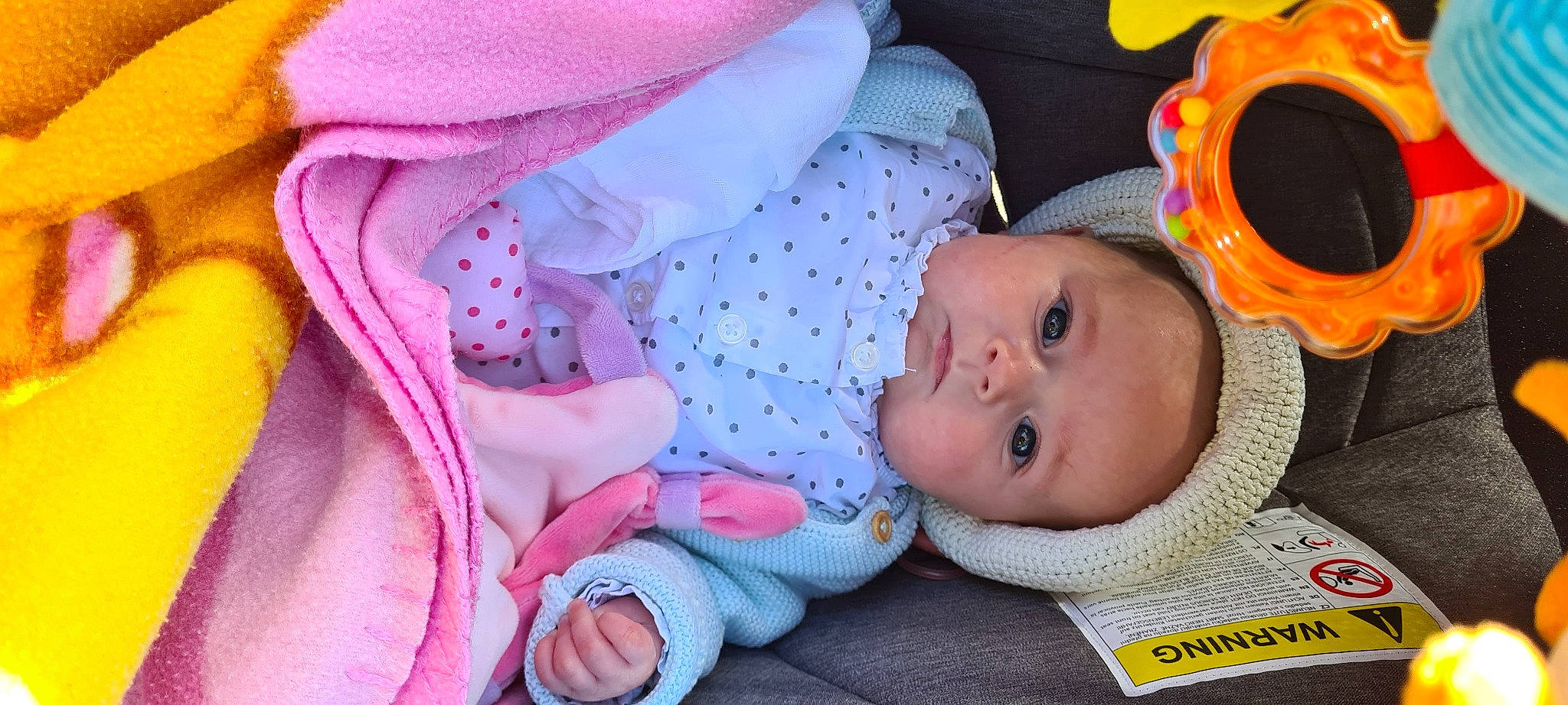 Luna a rejoint le concours — aidez-le/la à gagner de superbes lots ! baby, baby_carriage, baby_products, baby_safety, baby_toddler_clothing, beanie, beauty, carmine, cheek, child, comfort, facial_expression, linens, pattern, peach, person, pink, product, skin, textile