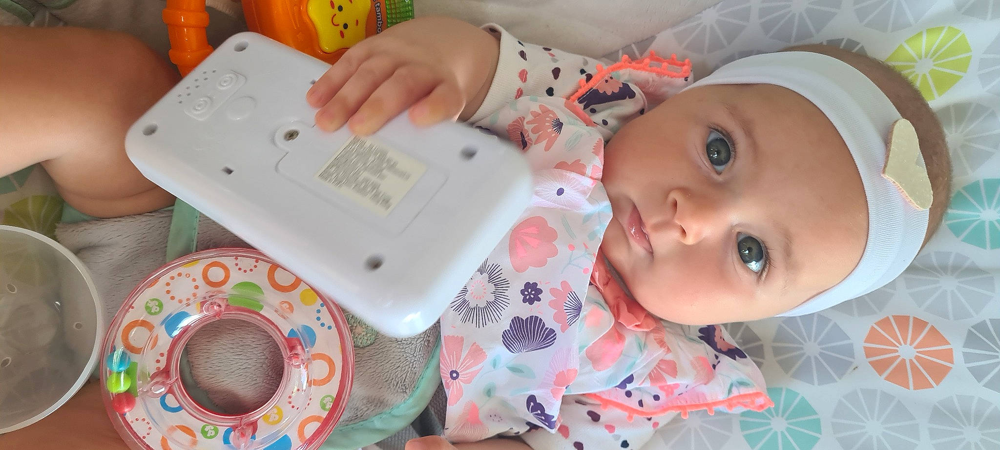 Luna participe au concours pour gagner de l'argent avec cette photo : baby, baby_toddler_clothing, beauty, cheek, child, clothing, eye, eyelash, finger, gadget, headwear, human_body, nose, organ, people, person, pink, product, skin, textile