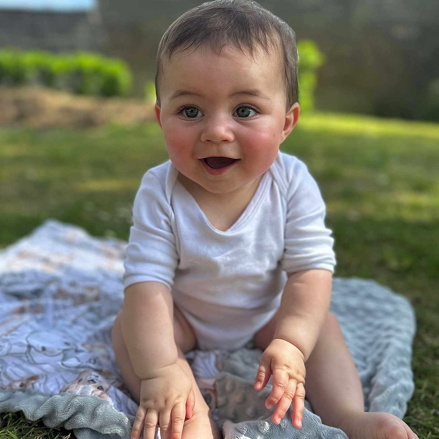 Nelyo participe au concours pour gagner de l'argent avec cette photo : baby, barefoot, blanket, cheeks, child, cute, daytime, feet, grass, hands, happy, infant, nature, outdoor, portrait, sitting, smiling, sunlight, white_clothing, young_child