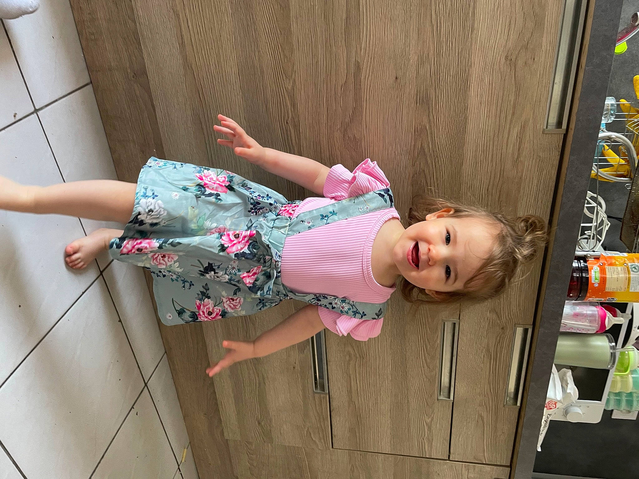 Andréa participe au concours pour gagner de l'argent avec cette photo : baby_toddler_clothing, building, child, flooring, fun, happy, human_leg, joy, knee, leisure, magenta, pattern, person, pink, play, product, room, sandal, thigh, toddler