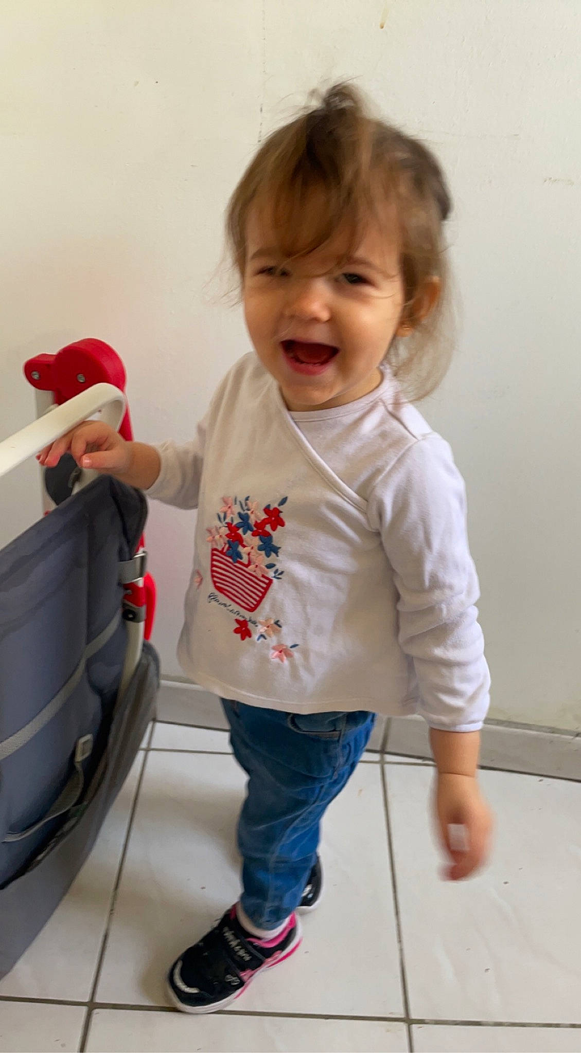 Andréa a rejoint le concours — aidez-le/la à gagner de superbes lots ! baby, baby_toddler_clothing, carmine, child, cleanliness, denim, elbow, flooring, gas, happy, jeans, joint, leg, outdoor_shoe, person, sandal, sleeve, smile, standing, t_shirt