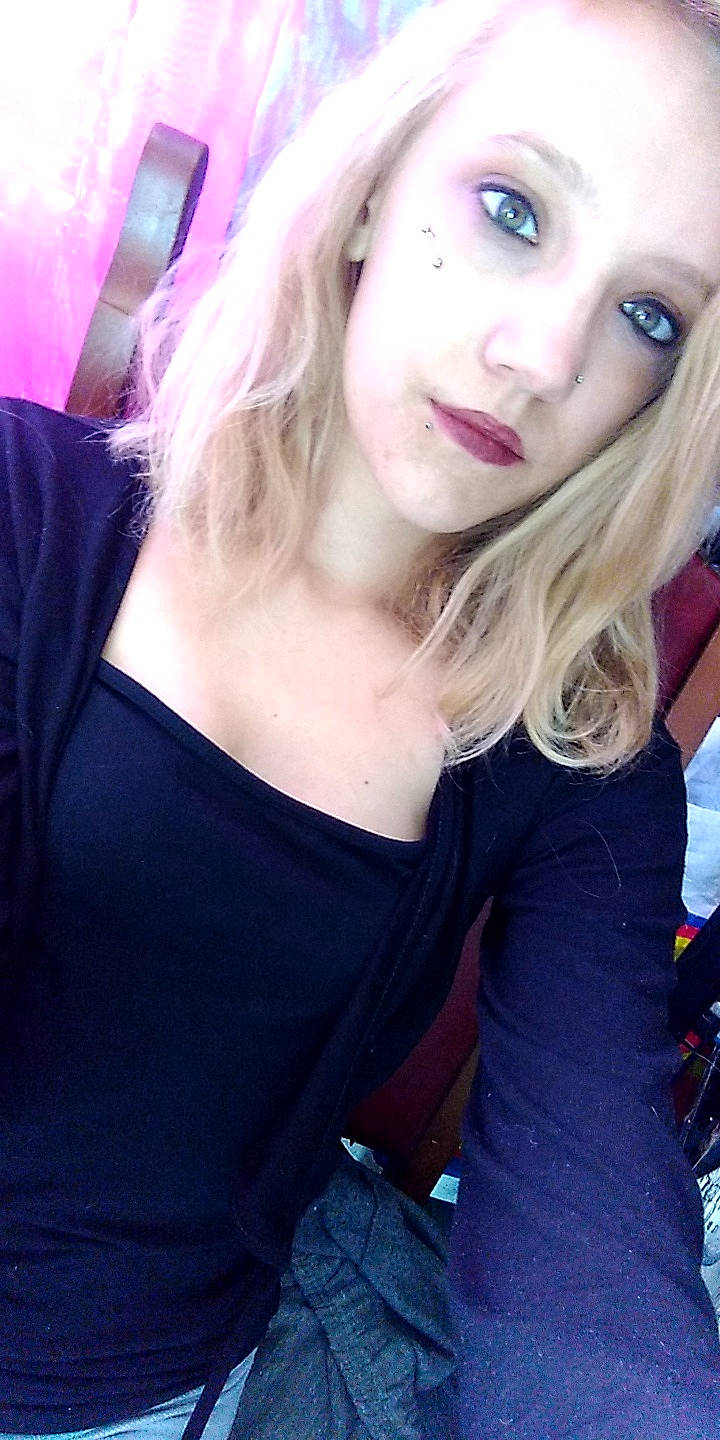 Melissa participe au concours pour gagner de l'argent avec cette photo : beauty, blond, blue, cheek, chin, eye, eyebrow, girl, hair, hairstyle, human_body, human_hair_color, lady, lip, nose, person, pink, purple, selfie, skin