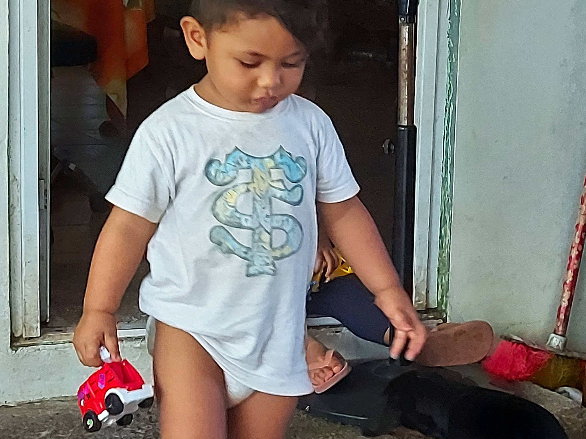 Alec participe au concours pour gagner de l'argent avec cette photo : black, black_hair, child, cool, fashion, fun, hairstyle, happy, joint, knee, leg, mammal, mouth, neck, person, shorts, shoulder, sleeve, t_shirt, thigh