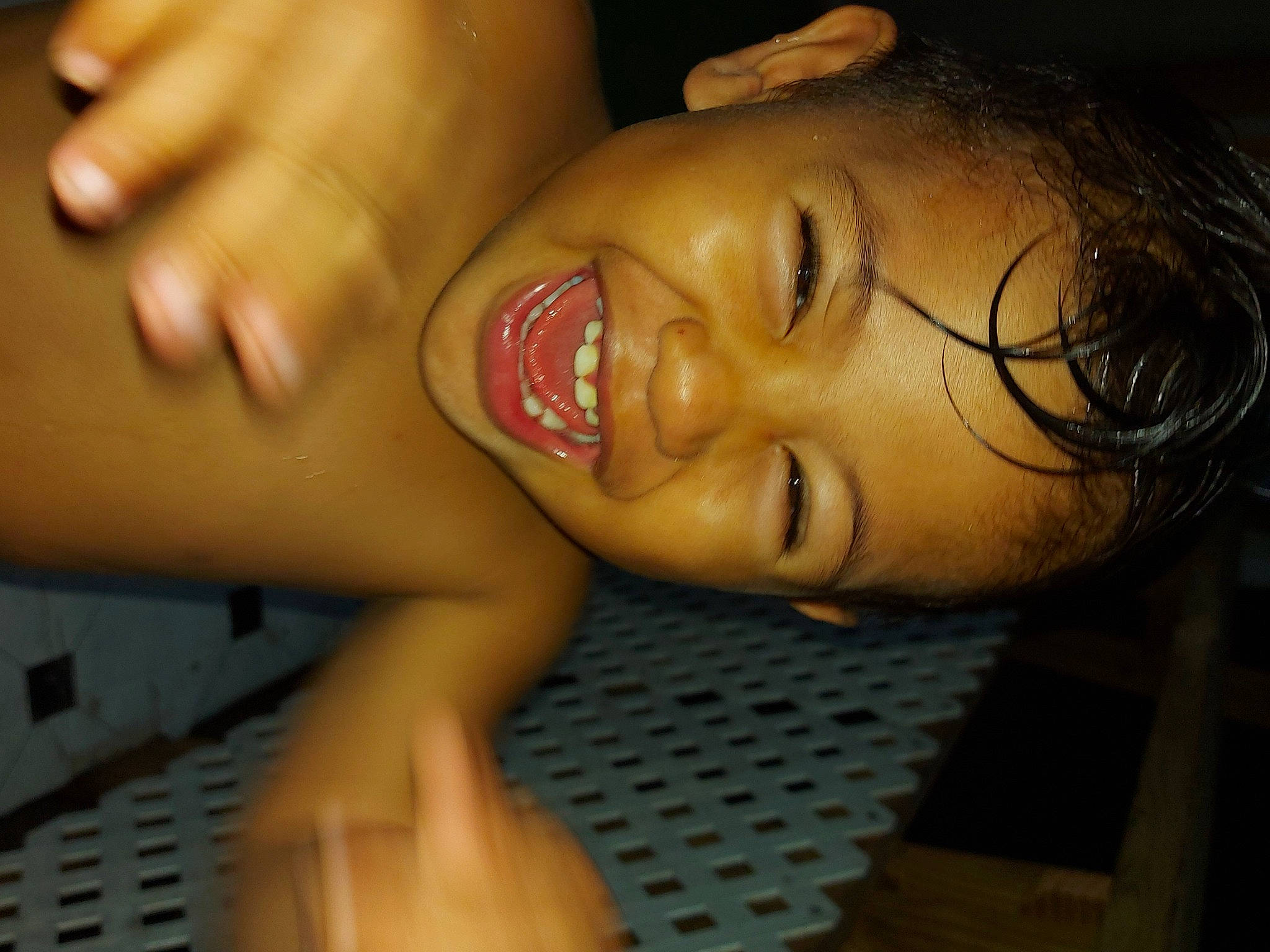 Alec participe au concours pour gagner de l'argent avec cette photo : arm, black_hair, cheek, cool, eye, eyebrow, eyelash, finger, flash_photography, forehead, gesture, happy, head, jaw, lip, mouth, muscle, nose, person, skin