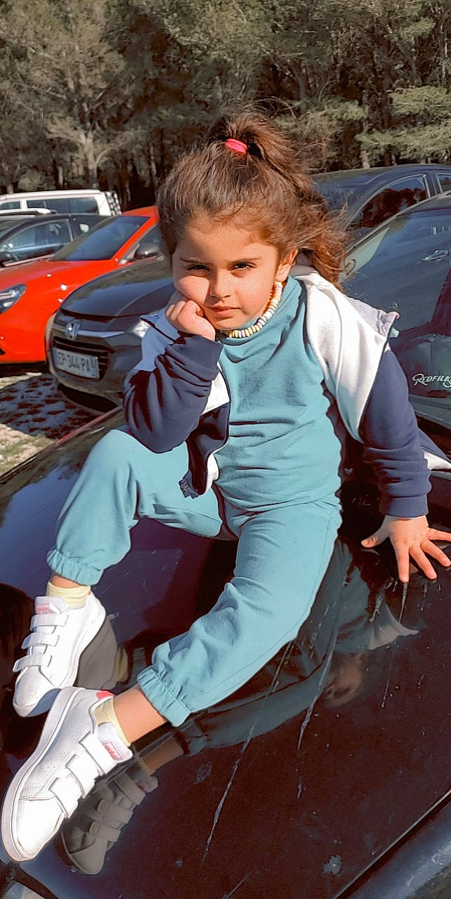 Jasmine participe au concours pour gagner de l'argent avec cette photo : auto_part, automotive_design, automotive_exterior, automotive_lighting, bumper, car, dress, electric_blue, fun, gesture, hood, land_vehicle, motor_vehicle, person, personal_luxury_car, recreation, rim, street_fashion, tire, vehicle