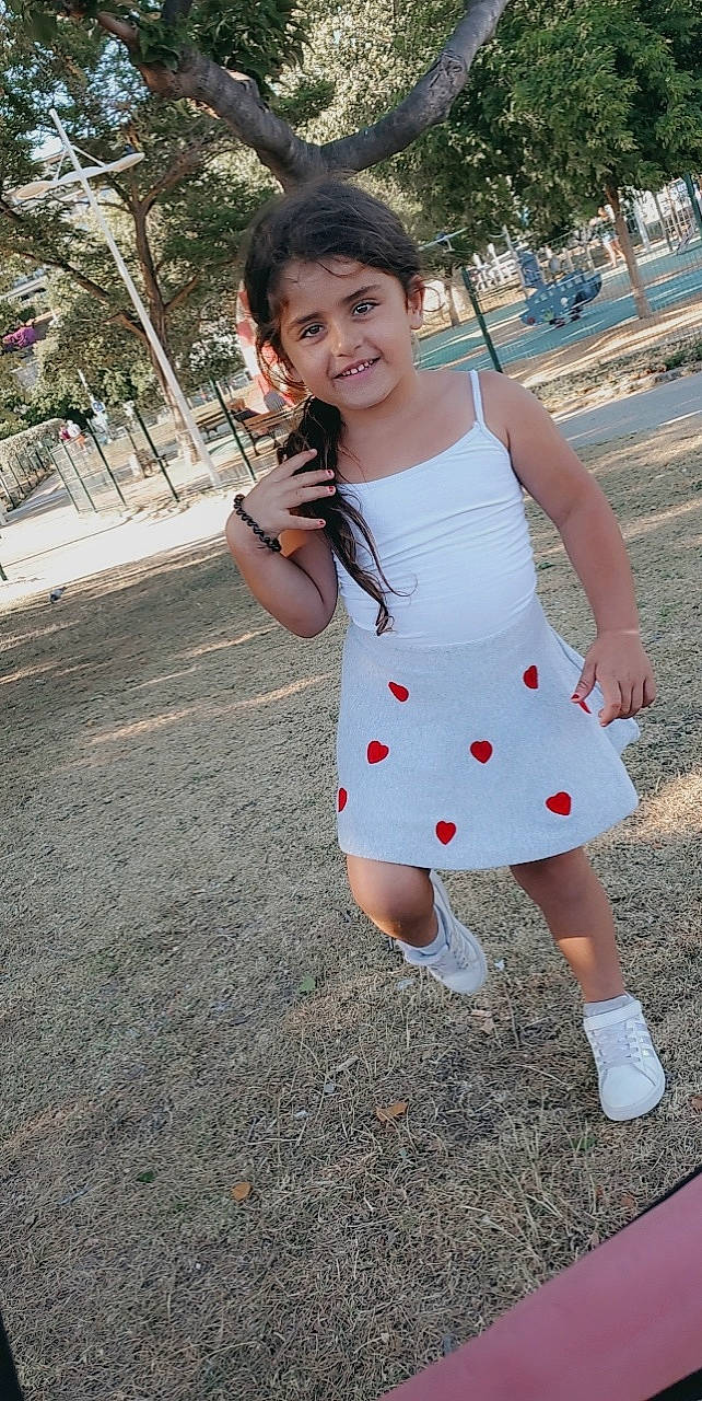 Jasmine participe au concours pour gagner de l'argent avec cette photo : baby_toddler_clothing, day_dress, dress, finger, hair, happy, joy, one_piece_garment, pattern, person, pink, plaid, plant, sleeve, smile, street_fashion, t_shirt, tartan, toddler, tree