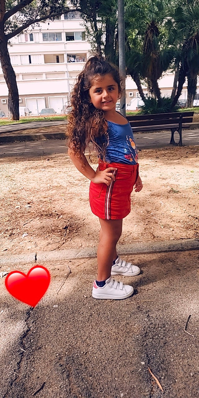 Jasmine participe au concours pour gagner de l'argent avec cette photo : denim, electric_blue, fun, grass, happy, human_leg, joy, knee, leisure, magenta, pattern, person, photograph, recreation, red, shorts, street_fashion, t_shirt, thigh, toddler