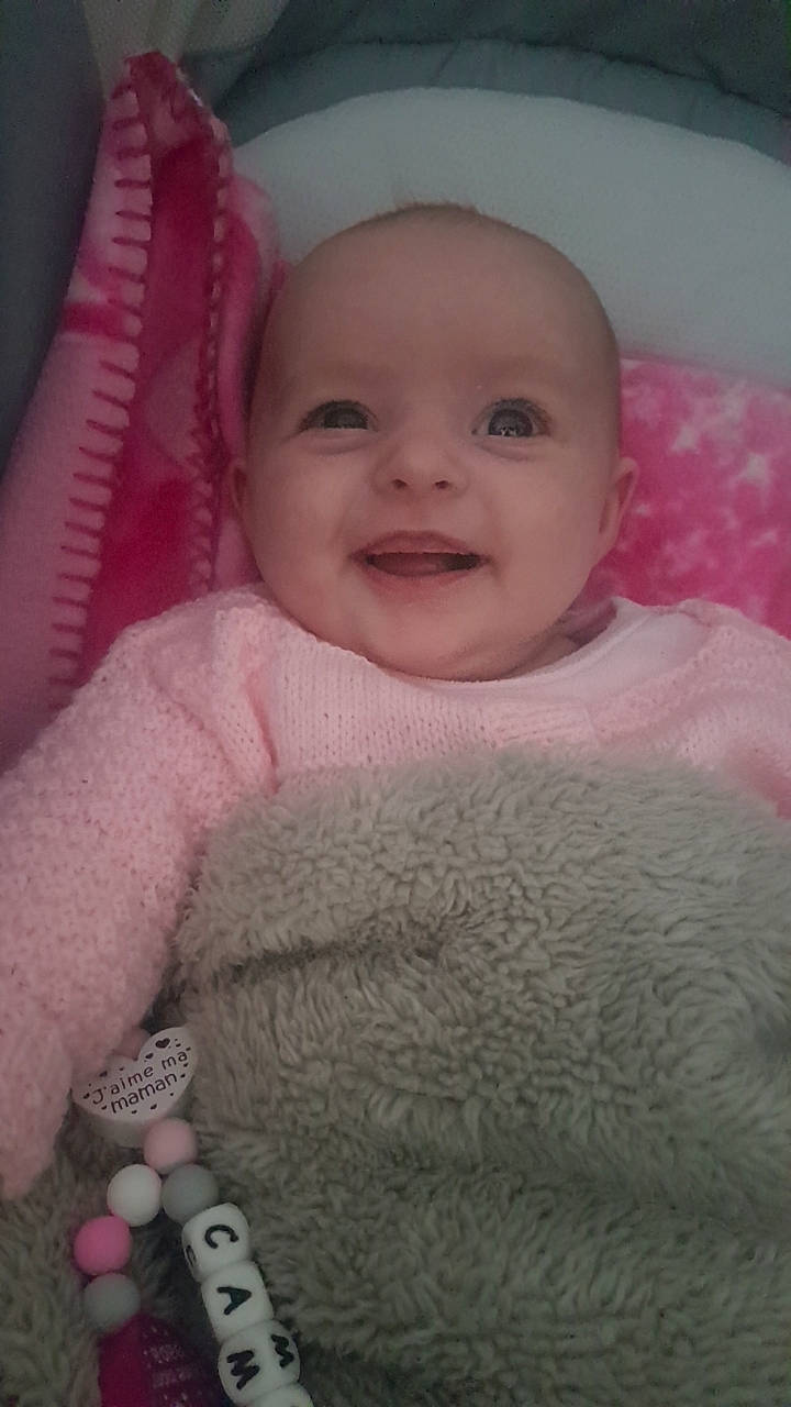 Camille a rejoint le concours — aidez-le/la à gagner de superbes lots ! baby, baby_safety, baby_toddler_clothing, cheek, chin, comfort, eye, eyebrow, facial_expression, iris, magenta, mouth, nose, person, pink, skin, sleeve, smile, textile, toddler