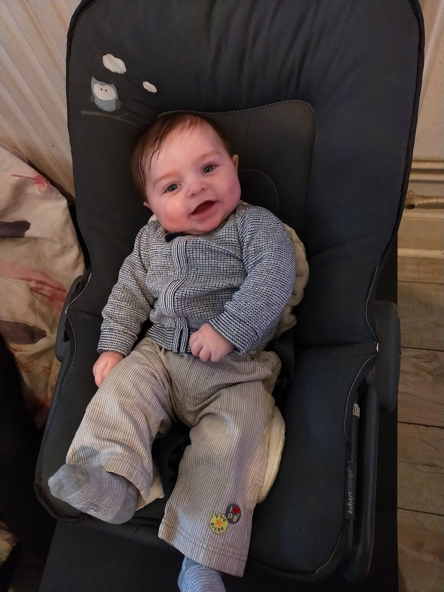 Ilian a rejoint le concours — aidez-le/la à gagner de superbes lots ! baby, baby_carriage, baby_toddler_clothing, car_seat, cheek, child, comfort, face, facial_expression, finger, hairstyle, head, lap, outerwear, person, product, seat_belt, skin, sleeve, smile