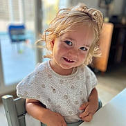 Nino a rejoint le concours — aidez-le/la à gagner de superbes lots ! child, toddler, smiling, high_chair, bib, blonde_hair, blue_eyes, indoor, table, furniture, person, cute, happy, portrait, young_child, clothing, hand, face, hair, home