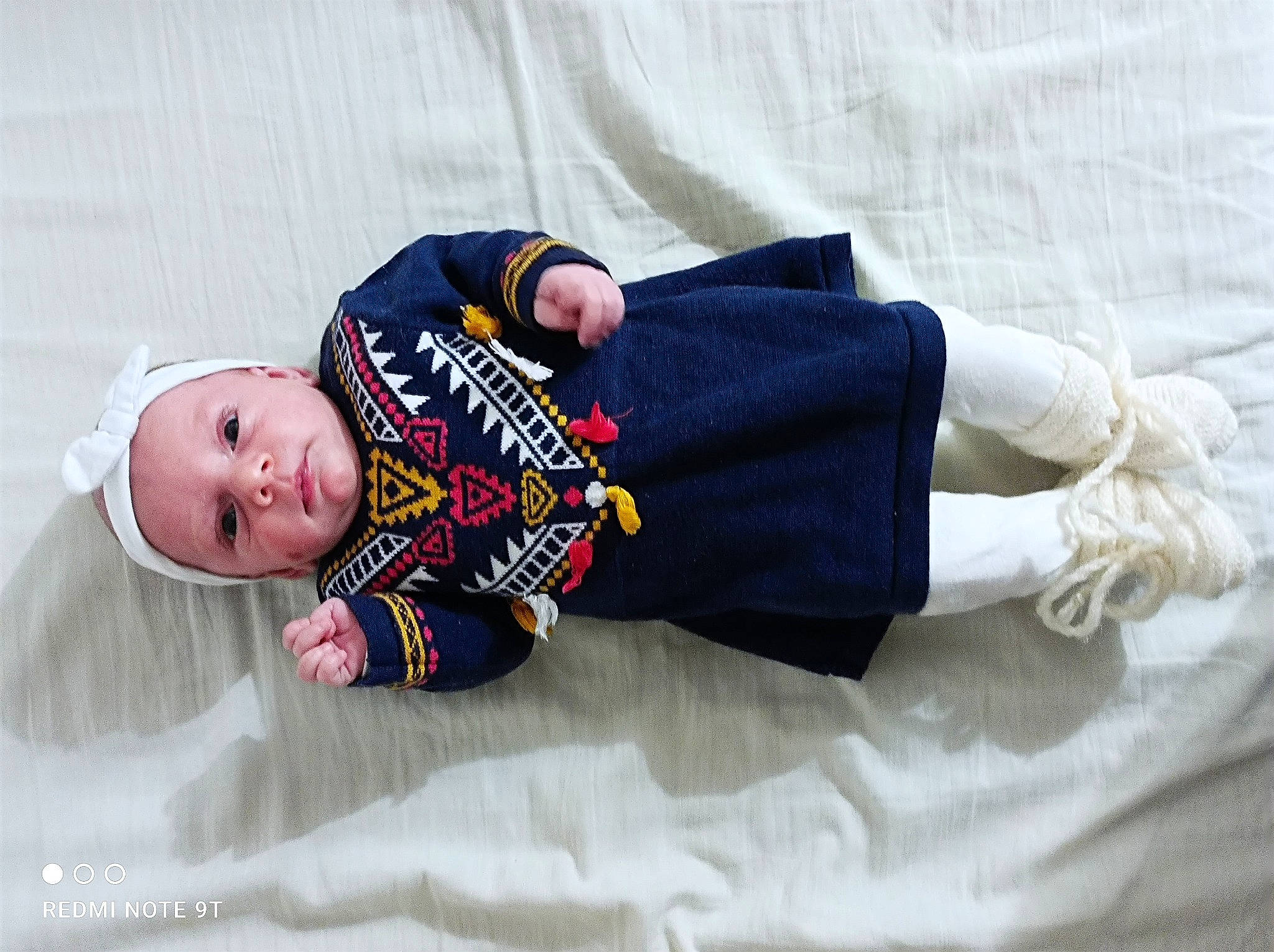 Roxanne participe au concours pour gagner de l'argent avec cette photo : baby, baby_products, baby_toddler_clothing, bedding, child, collar, comfort, fashion_accessory, linens, pattern, person, room, sitting, sleeve, sock, t_shirt, toddler