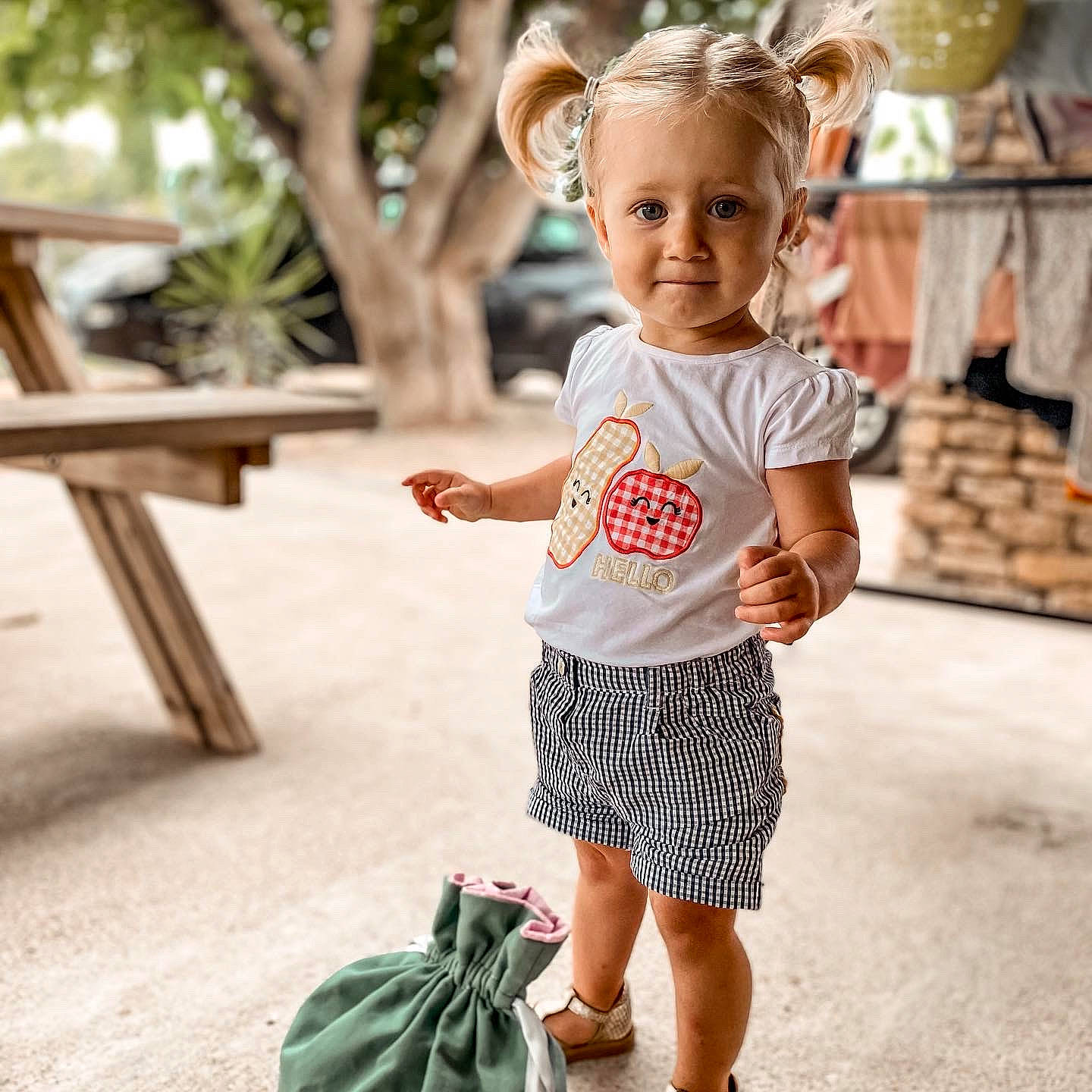 Chloé a rejoint le concours — aidez-le/la à gagner de superbes lots ! baby_toddler_clothing, black, child, green, happy, joint, leisure, luggage_and_bags, person, photograph, shorts, shoulder, sleeve, snapshot, street_fashion, style, summer, t_shirt, toddler, tree