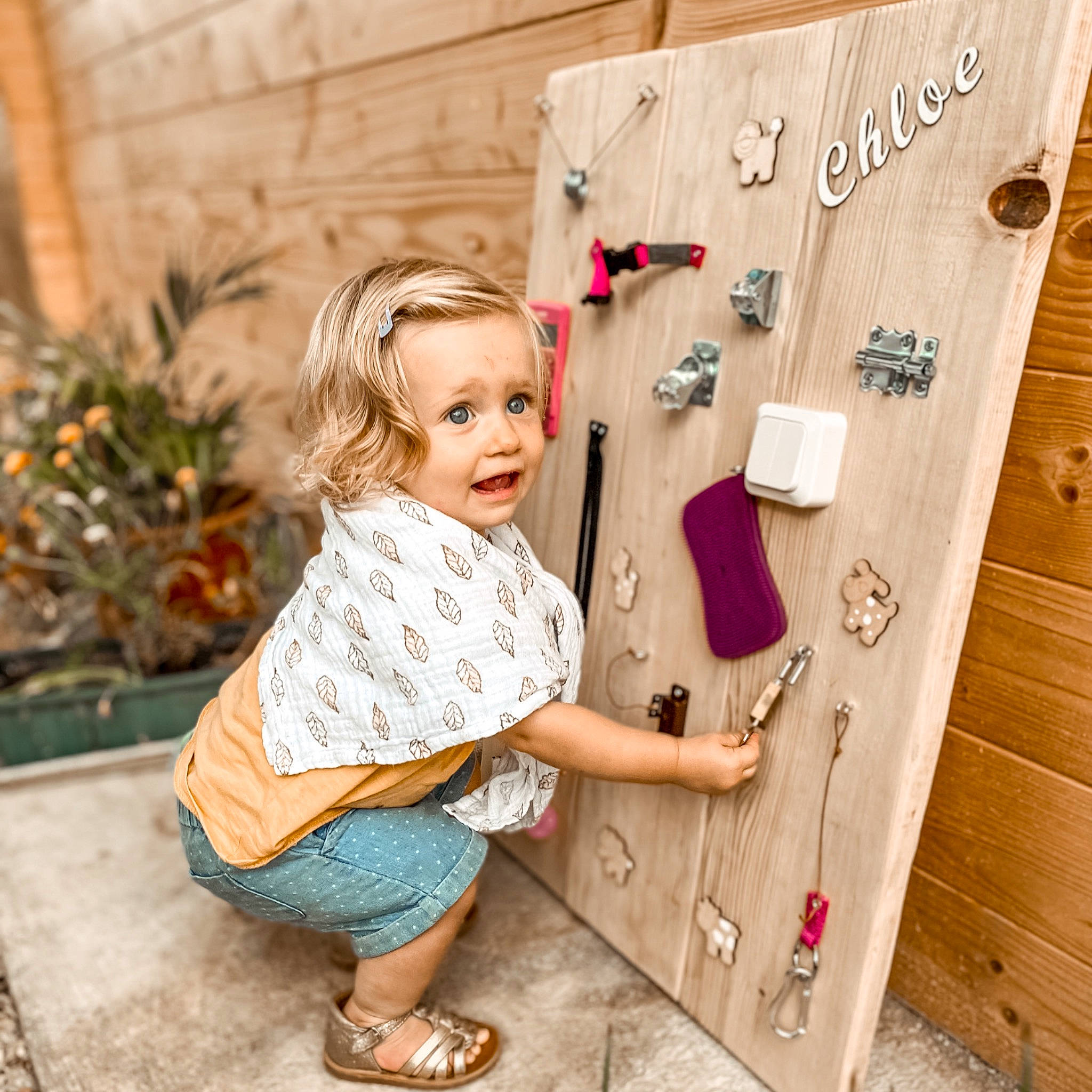 Chloé a rejoint le concours — aidez-le/la à gagner de superbes lots ! baby_toddler_clothing, child, clothing, flooring, foot, grass, happy, leisure, magenta, pattern, person, plant, play, portrait_photography, sandal, sleeve, smile, textile, toddler, wood