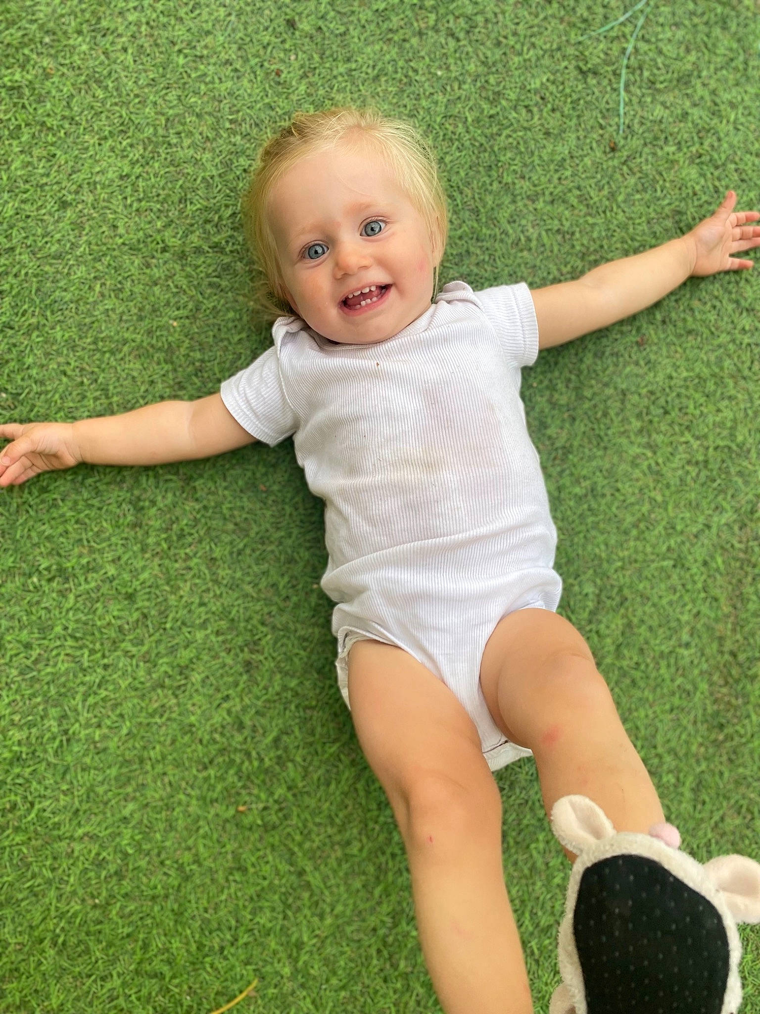 Chloé a rejoint le concours — aidez-le/la à gagner de superbes lots ! arm, baby_toddler_clothing, barefoot, face, finger, foot, grass, head, human_body, human_leg, joint, knee, leg, people_in_nature, person, sleeve, sock, sportswear, thigh, thumb