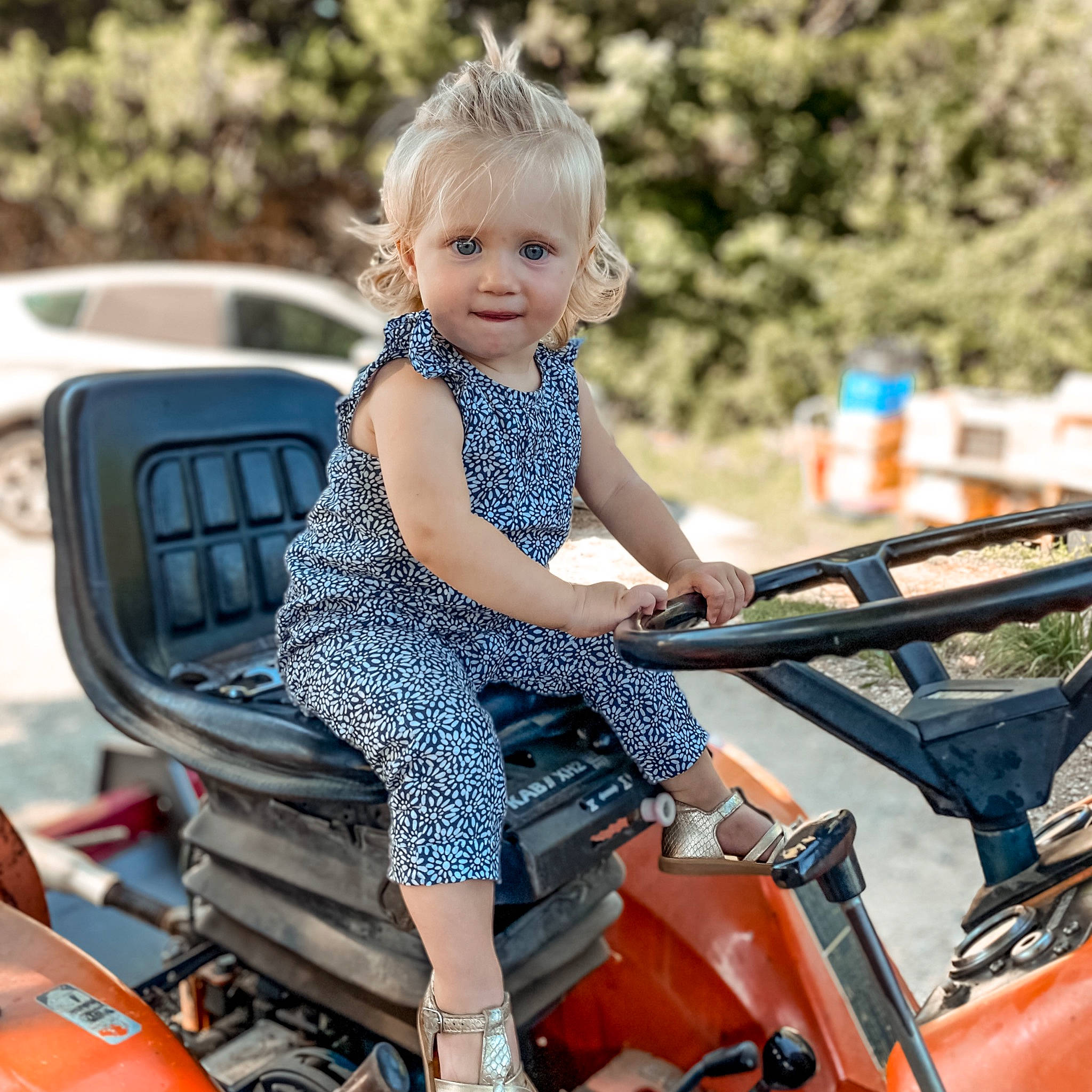 Chloé a rejoint le concours — aidez-le/la à gagner de superbes lots ! auto_part, automotive_design, automotive_exterior, automotive_tire, blond, bumper, child, electric_blue, fun, grass, happy, hood, leisure, motor_vehicle, people_in_nature, person, recreation, sitting, toddler, vehicle_door