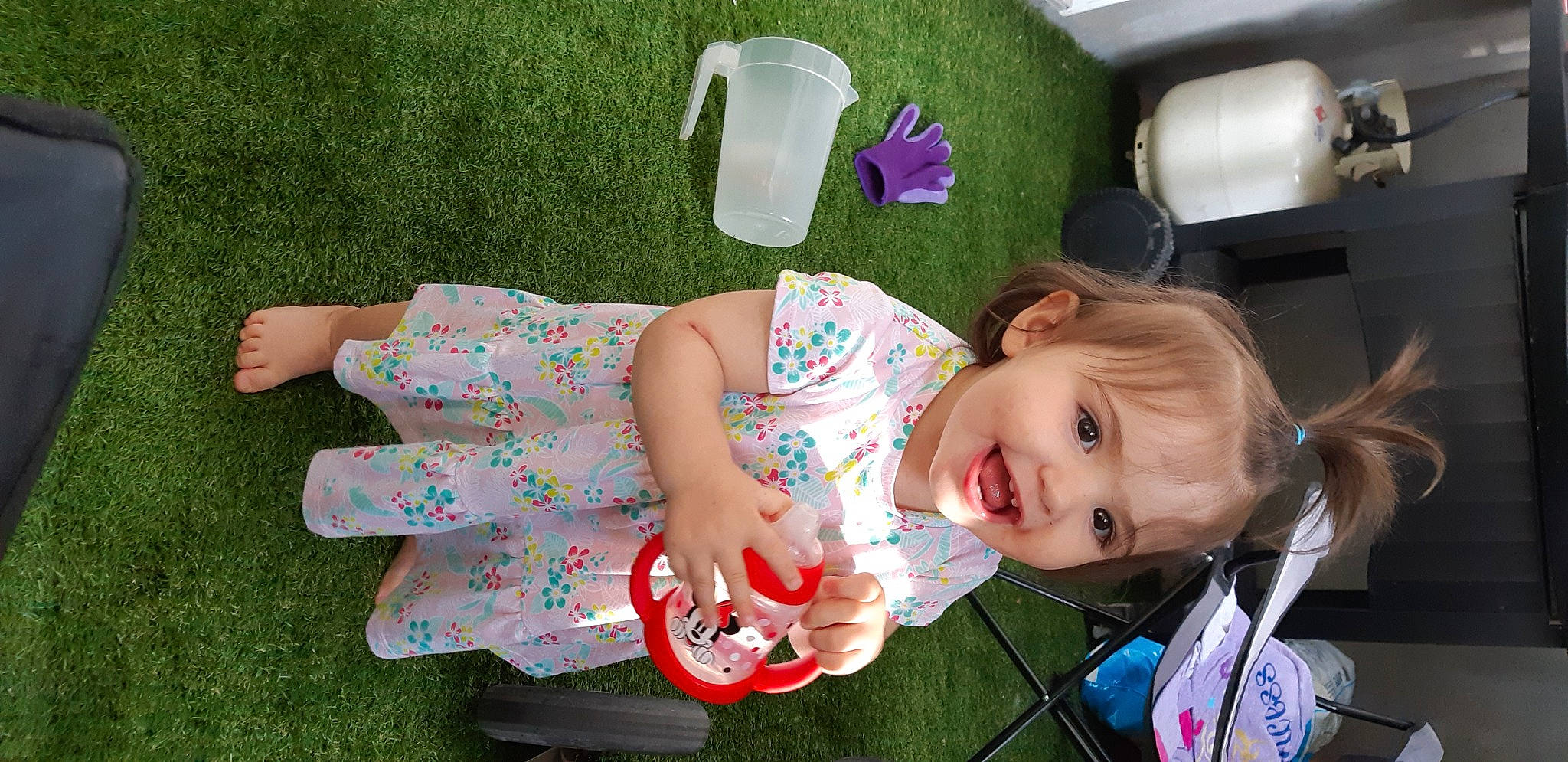 Keyla a rejoint le concours — aidez-le/la à gagner de superbes lots ! baby, baby_products, baby_toddler_clothing, car_seat, chair, child, fun, grass, green, happy, lap, leisure, nail, pattern, person, play, sitting, smile, toddler, tree