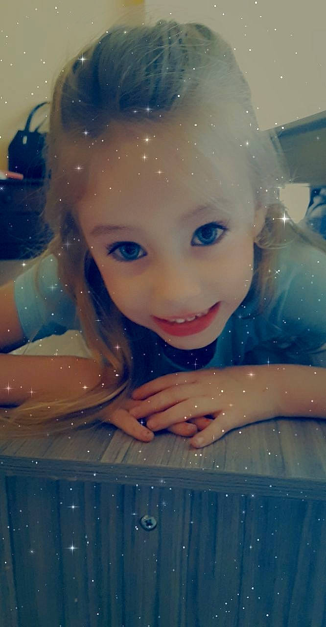 Mackenzie a rejoint le concours — aidez-le/la à gagner de superbes lots ! bathing, beauty, blond, blue, cheek, child, eye, eyebrow, face, forehead, fun, hair, head, iris, lip, long_hair, nose, person, skin, smile