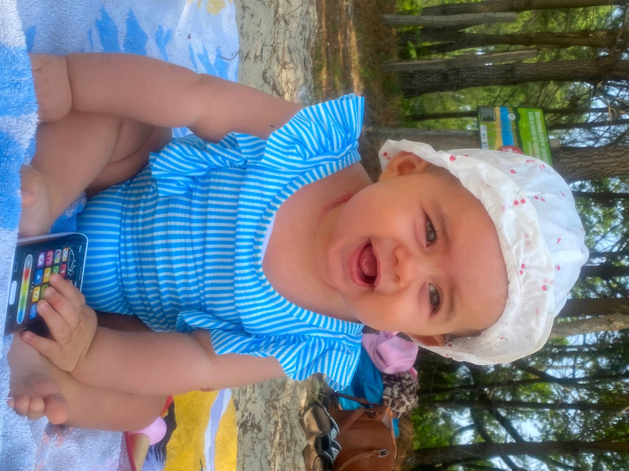 Amalya a rejoint le concours — aidez-le/la à gagner de superbes lots ! baby_toddler_clothing, blue, child, electric_blue, fun, grass, happy, hat, headwear, leisure, pattern, people_in_nature, person, plant, recreation, smile, summer, toddler, tree, vacation