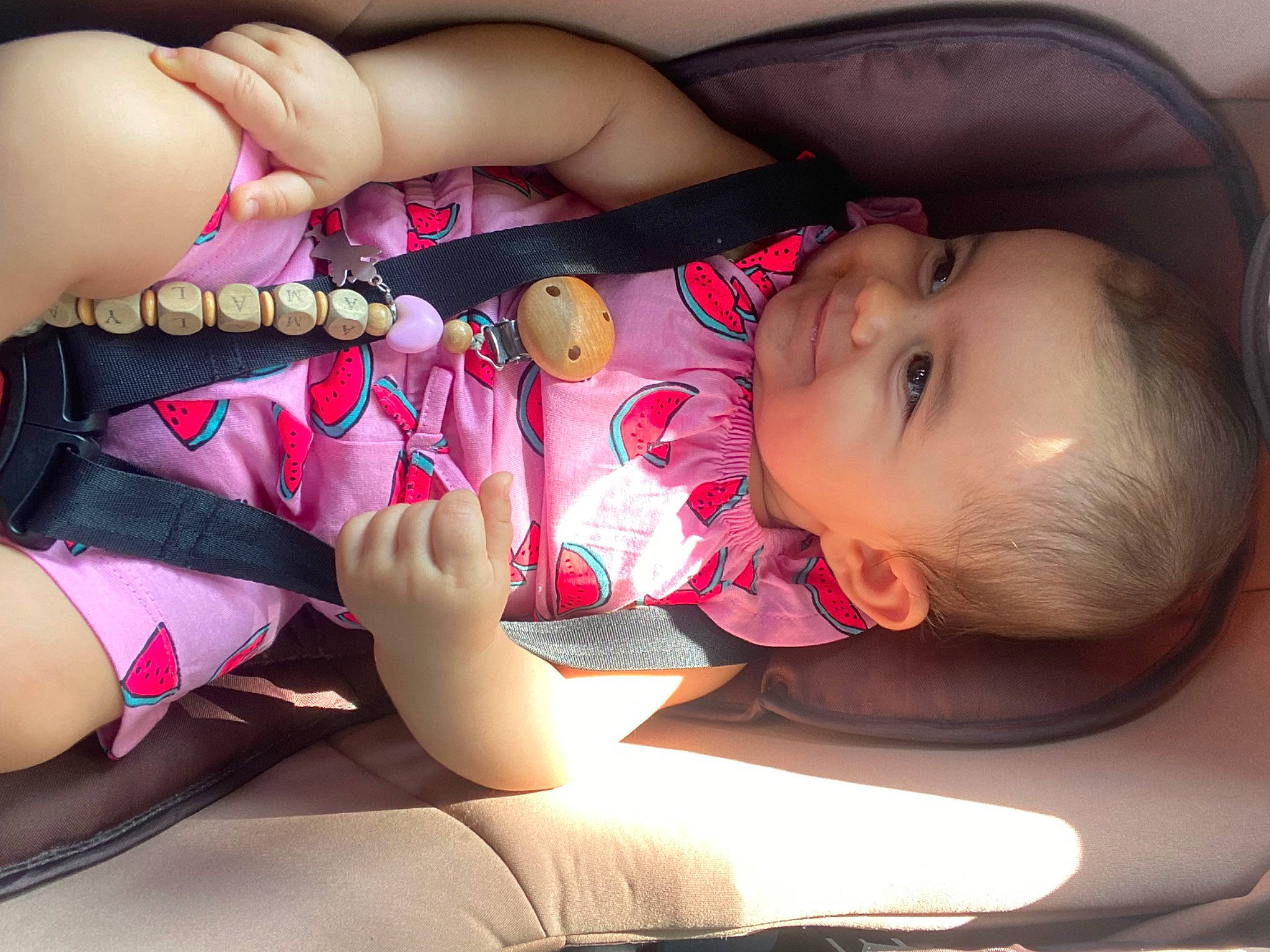 Amalya participe au concours pour gagner de l'argent avec cette photo : arm, black_hair, chest, comfort, eye, eyelash, finger, hand, human_body, joint, knee, leg, lip, mouth, muscle, nail, neck, person, skin, thigh