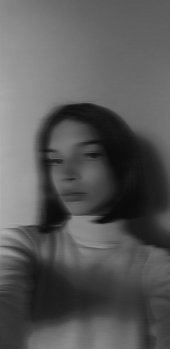 Eloize a rejoint le concours — aidez-le/la à gagner de superbes lots ! black_hair, cheek, close_up, darkness, elbow, eyelash, flash_photography, grey, happy, iris, jaw, lip, long_hair, monochrome_photography, mouth, neck, nose, person, portrait_photography, room